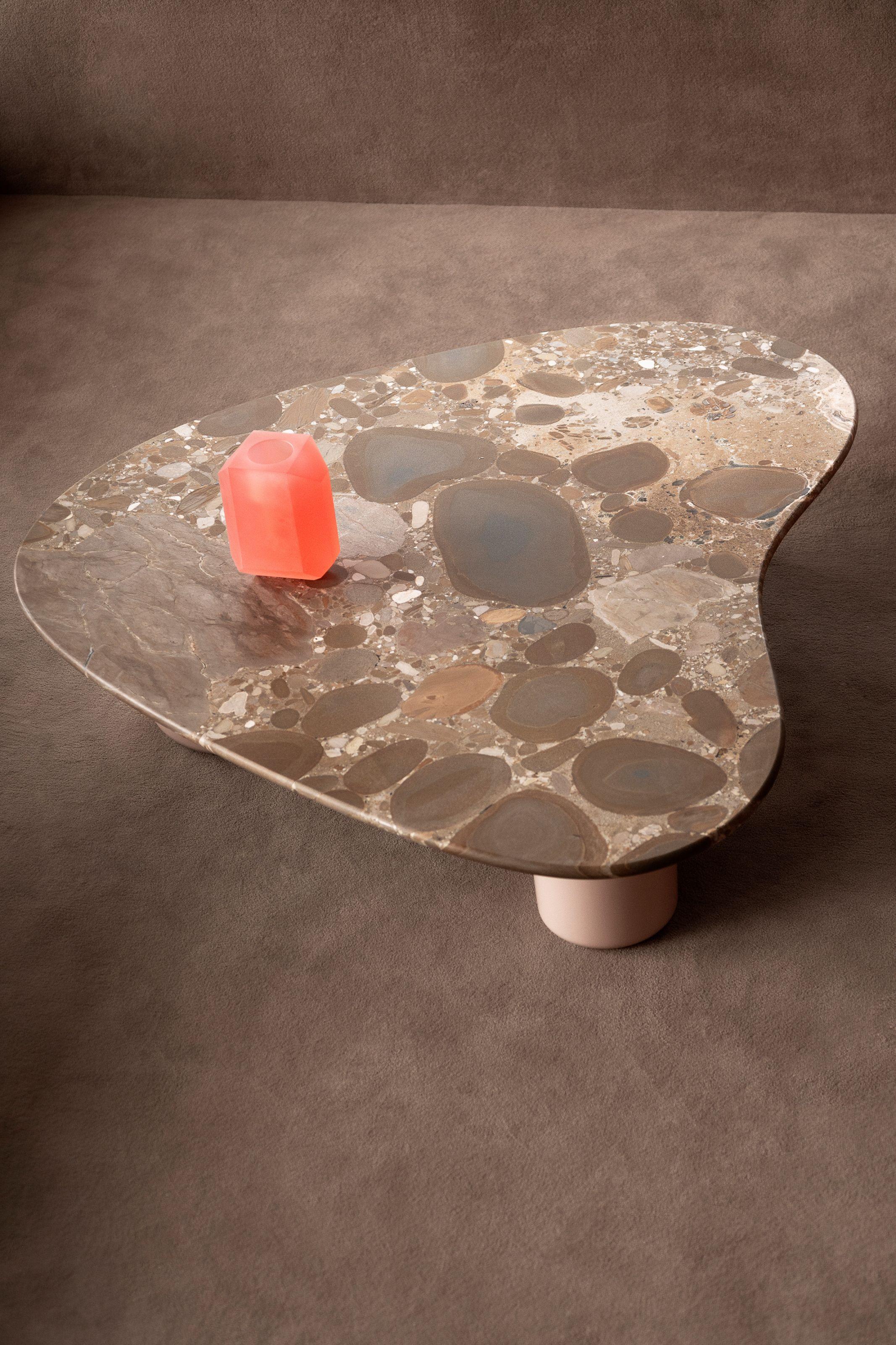 Mesa baja Gian Diseñada por Studiopepe
Inspirado en las emblemáticas ventanas del edificio Lina Bo Bardi - SESC Pompeia. Las mesas exploran los contrastes de materiales y colores, con un fascinante diálogo entre la luz y la forma.
Materiales: Tapa