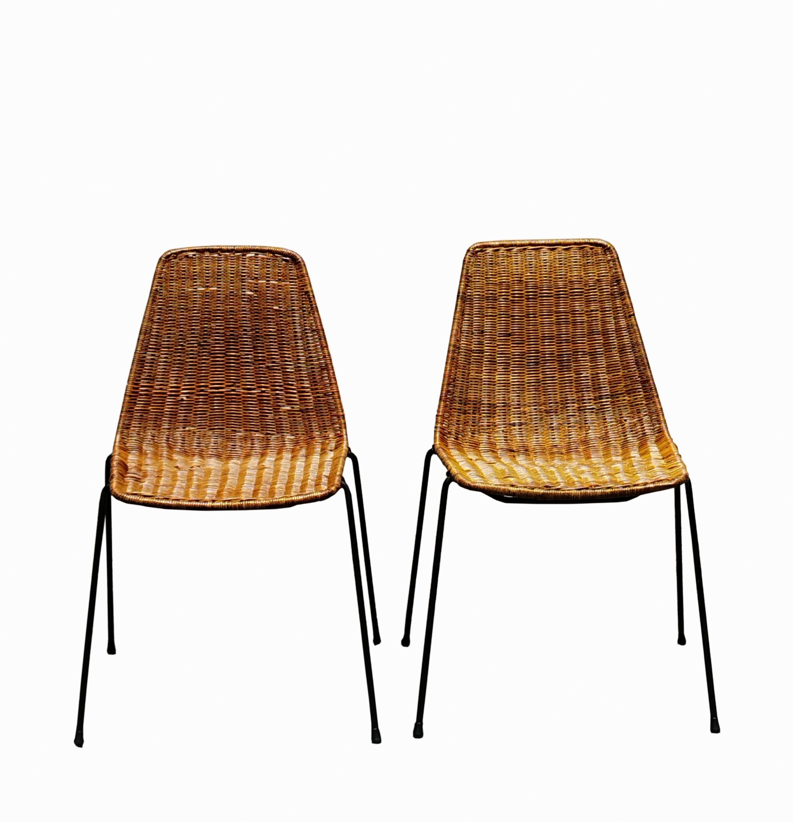 Coppia di sedie impilabili modello Basket disegnate dal designer italo-svizzero Gian Franco Legler con seduta in rattan intrecciato color miele e base in metallo nero. Sono in buone condizioni e presentano i soliti segni d'uso e d'età. 
