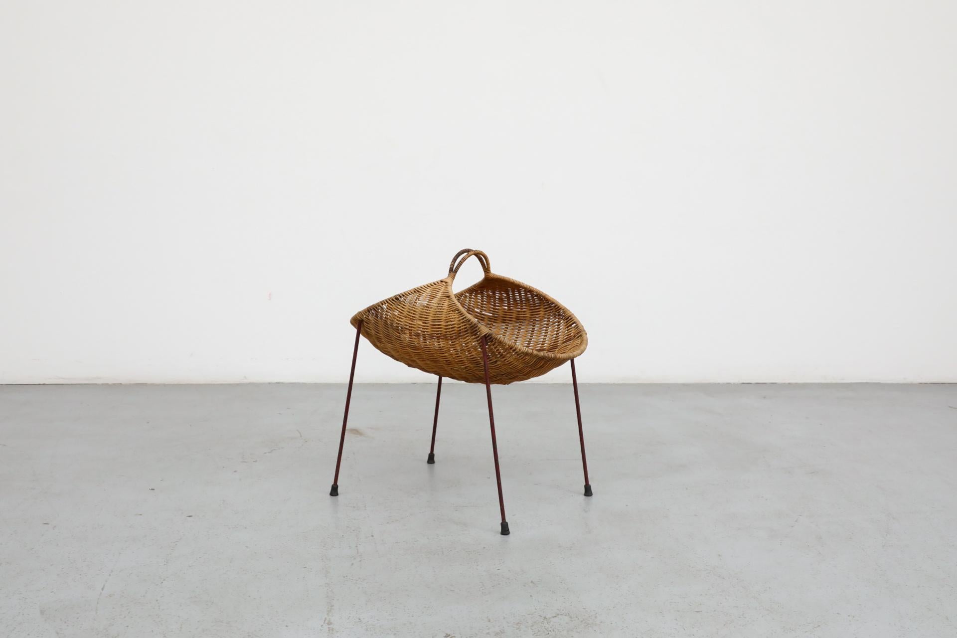 Mid-Century moderno Cesto di vimini intrecciato in stile Gian Franco Legler e gambe in filo di ferro marrone in vendita