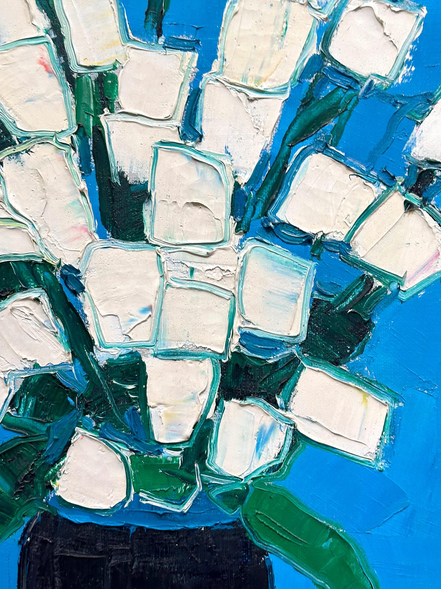 Dieses Werk hat eine starke Präsenz mit kühnen Pinselstrichen und starkem Farbeinsatz. Ein klassisches Mid-Century-Modern-Stück auf Leinwand, das ein farbenfrohes Blumenstillleben in einer blauen Vase zeigt. Die abgebildeten Blumen sind leuchtend