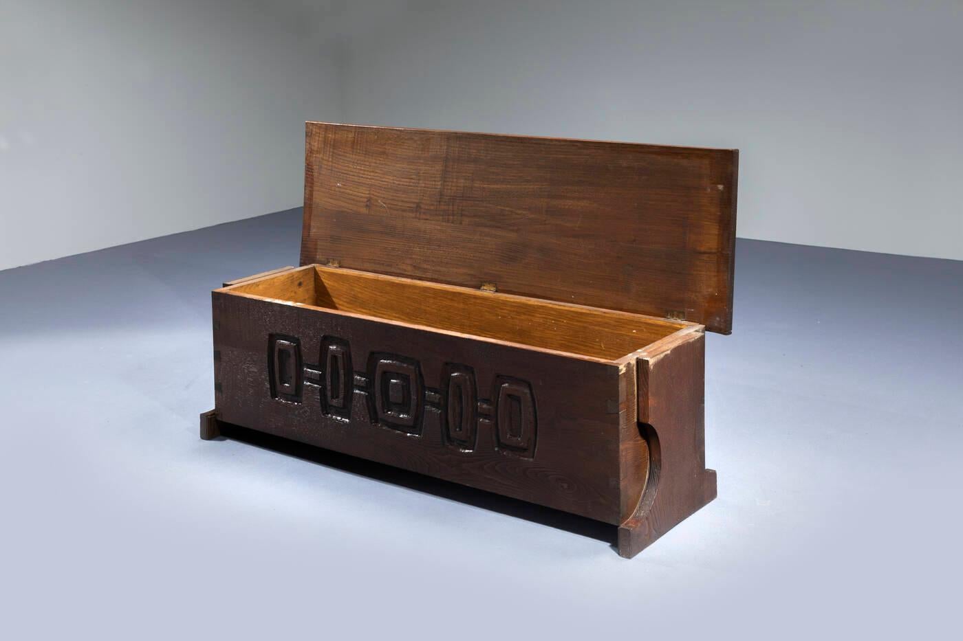 Cassapanca in legno di noce scuro intagliato e sagomato, Anni '60