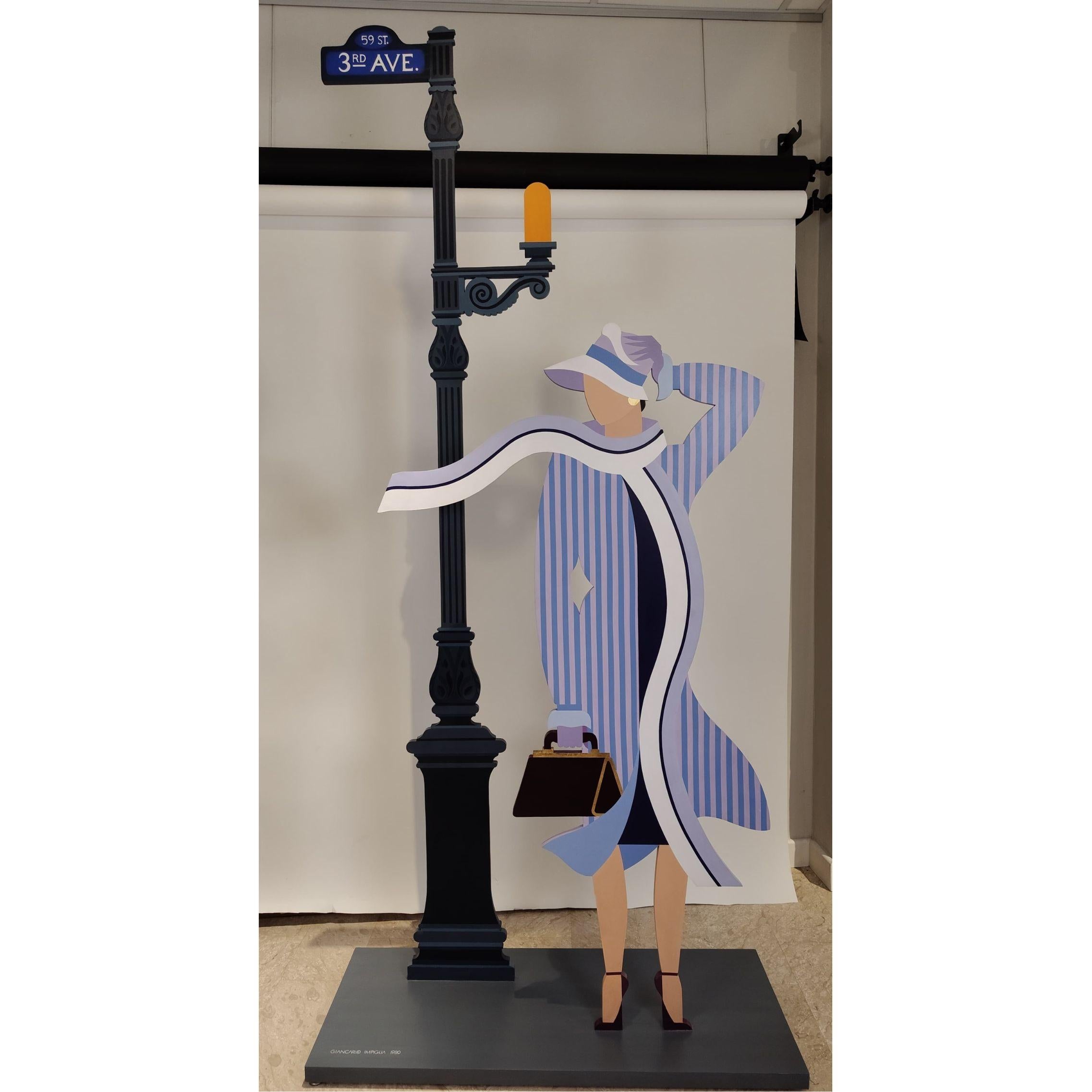 Scultura in acrilico su legno di Giancarlo Impiglia, intitolata "59th and 3rd" rappresenta una figura femminile molto elegante, in attesa di un appuntamento sulla 3 avenue. 

La scultura, probabilmente commissionata dalla famiglia Fortunoff, è
