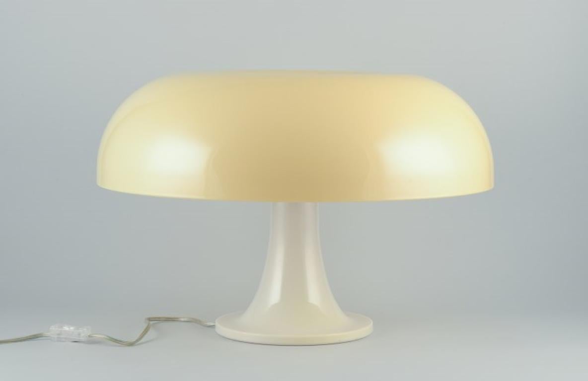 Giancarlo Mattioli for Artemide, Italy. 
Vintage Nesso table lamp in white acrylic plastic.
Four sockets.
Introduced in 1967.
Circa 1980s.
In excellent condition. Yellowed shade.
E 27.
Dimensions: D 52.0 cm x H 34.0 cm.