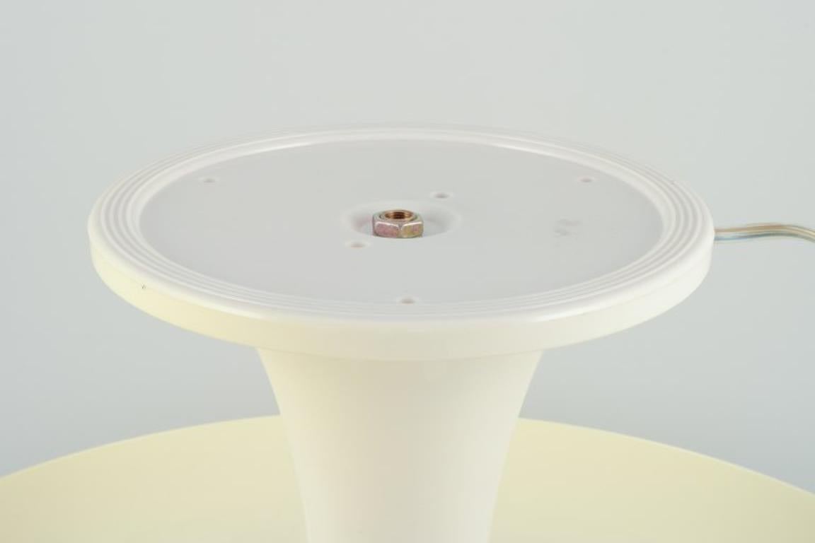 Plastique  Giancarlo Mattioli pour Artemide, Italie. Lampe de table Nesso vintage.  1980s en vente