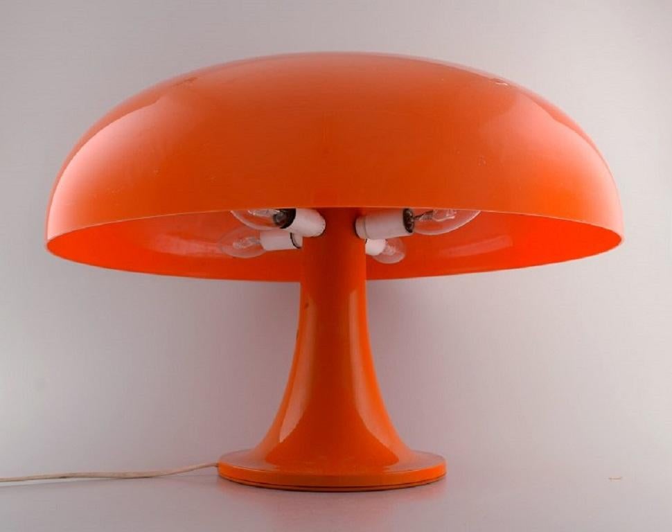 Giancarlo Mattioli for Artemide. 
Large orange Nesso table lamp. 
Italian design, 1970s.
Measures: 54 x 35 cm.
In excellent condition.
Stamped. Patent pending.
Material: Polycarbonate.