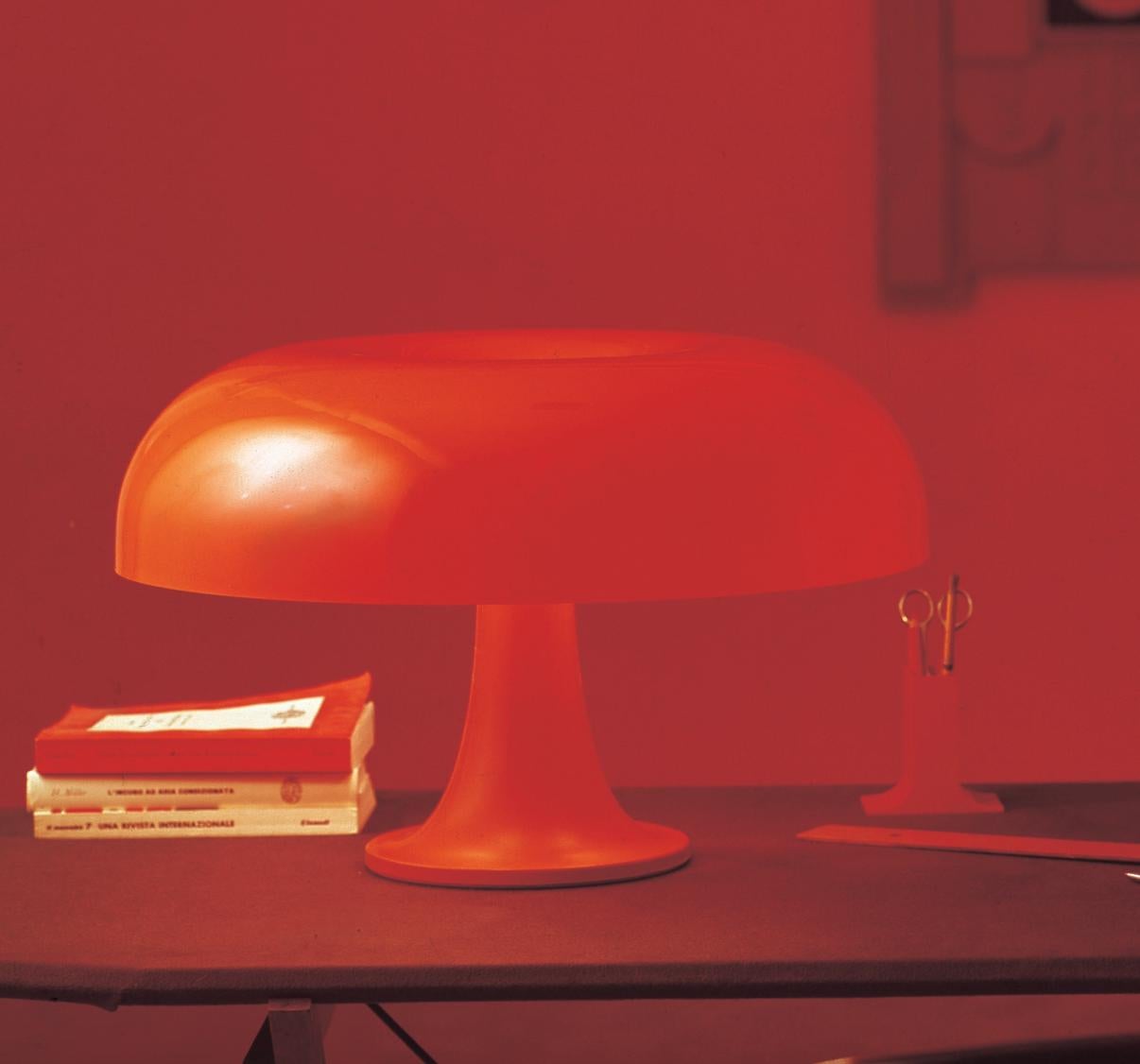 Giancarlo Mattioli, „Nessino“, Tischlampe in Rot, für Artemide im Angebot 3