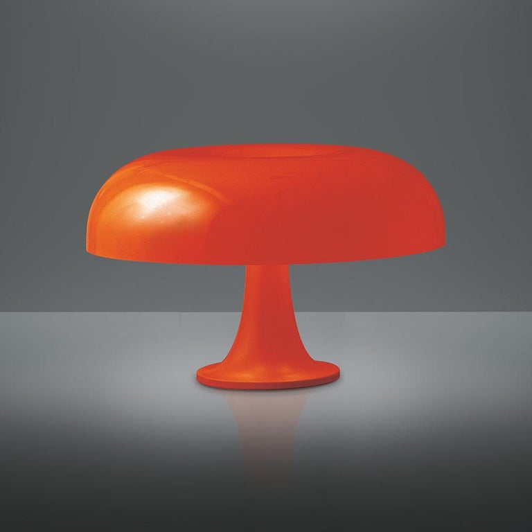 Giancarlo Mattioli 'Nesso' table lamp in orange for Artemide. Designed by Mattioli in the 1960s, the Nesso's design is inspired from nature. An internationally celebrated design forever associated with Artemide, the Nesso is essentially an