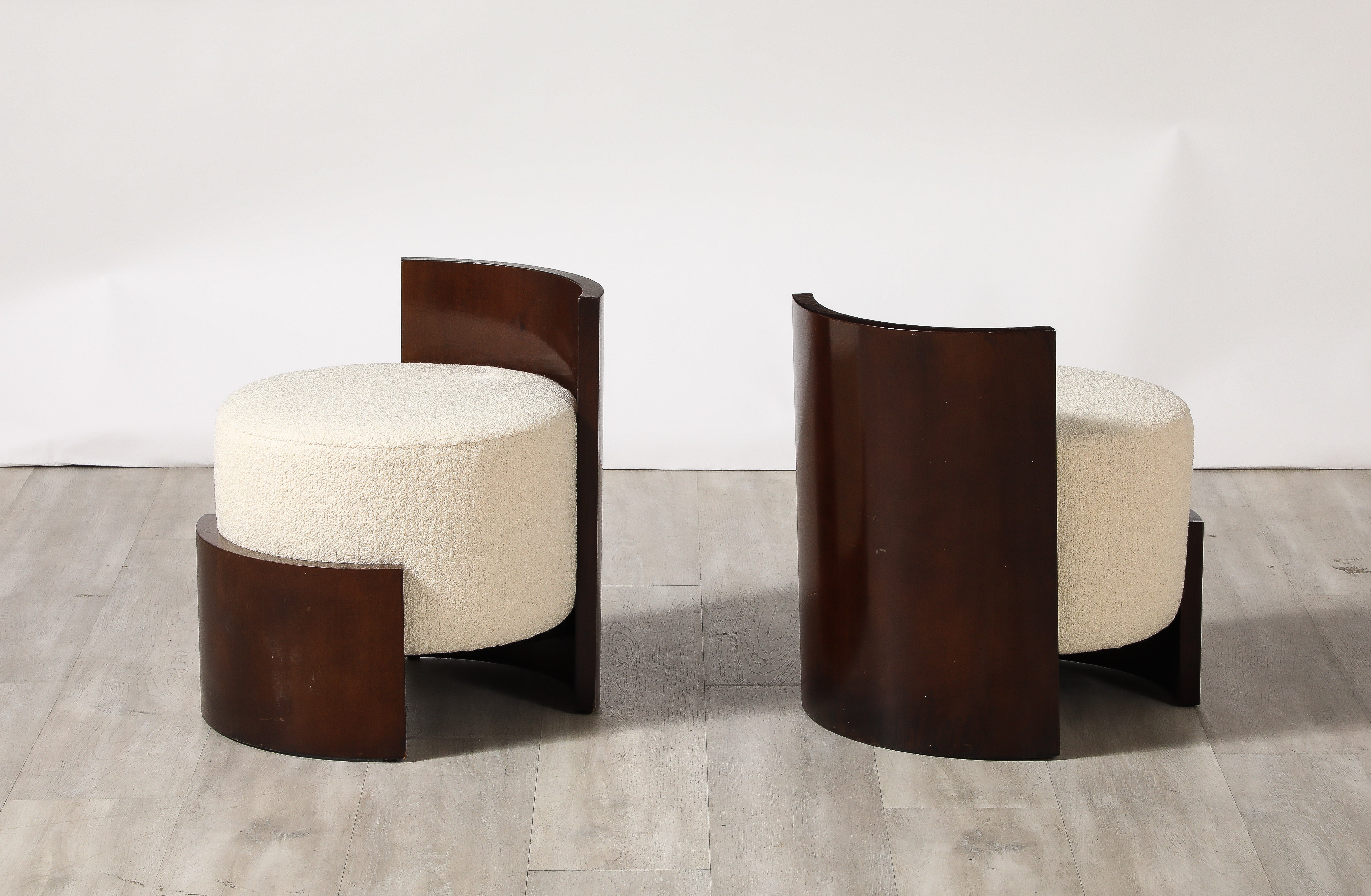 Ein glamouröser italienischer Art-Déco-Hocker aus Mahagoni, entworfen vom italienischen Architekten Giancarlo Palanti, um 1930, mit eleganter hoher Rückenlehne; mit einfachem und stromlinienförmigem Design und eleganten Kurven, die die Schönheit des