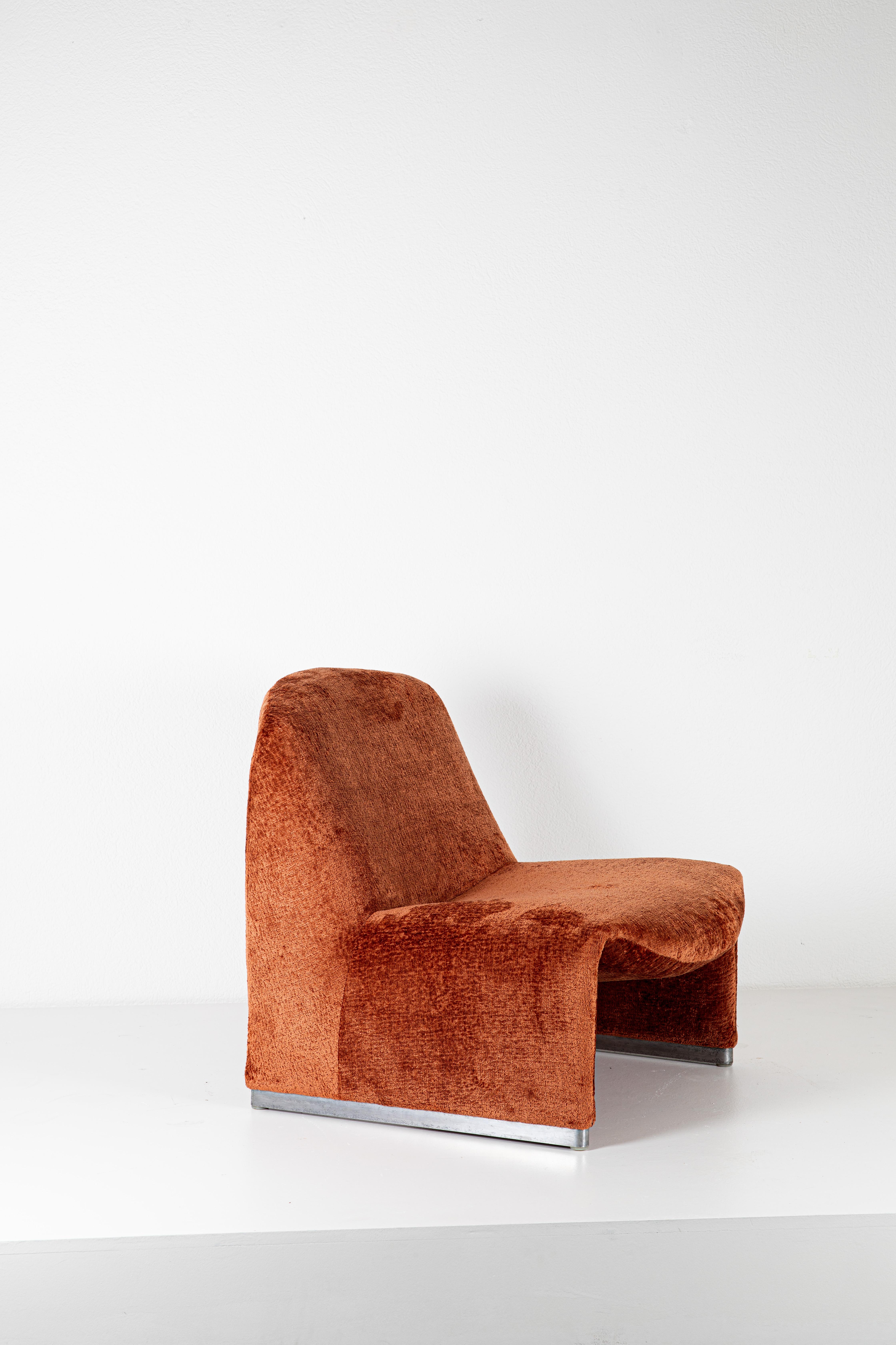 Der Sessel Alky ist ein Entwurf von Giancarlo Piretti, einem italienischen Industriedesigner, der für seine innovativen und funktionalen Möbelentwürfe bekannt ist. Der Alky-Stuhl ist eine seiner bemerkenswerten Kreationen und ist für seine