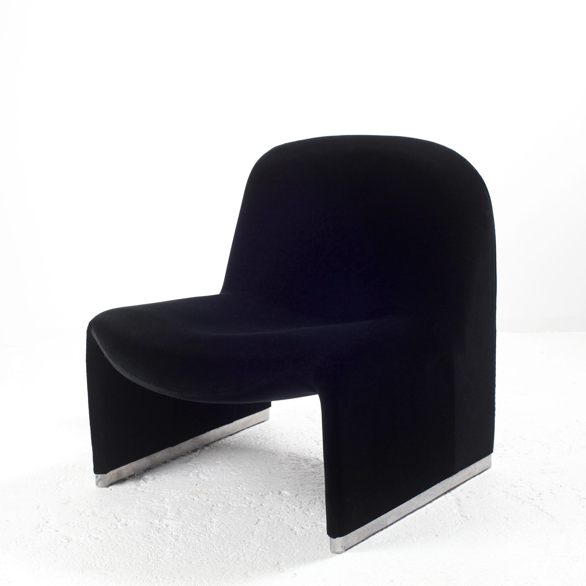 Iconic 'Alky' lounge chair newly reupholstered in black velvet
Designed by Giancarlo Piretti for Anonima Castelli in the late 60s. These lounges are known for their comfortable seating and iconic Italian design with nice clear line.