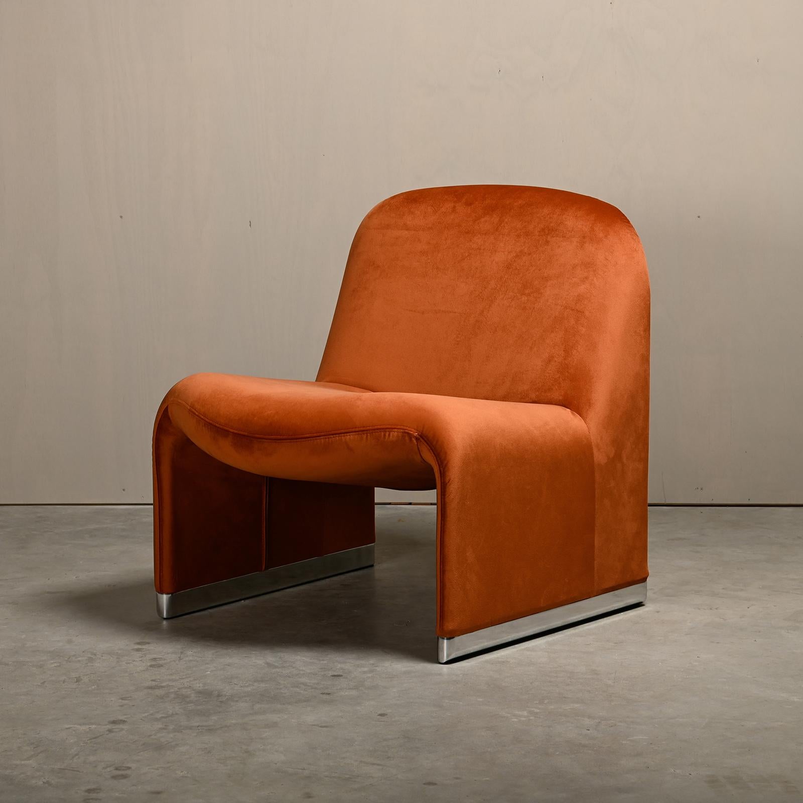 Chaise longue iconique Alky conçue par Giancarlo Piretti dans les années 60 pour Anonima Castelli, Italie. La forme de la chaise est construite avec de la mousse imprimée directement sur un cadre métallique avec des bandes élastiques, pour assurer