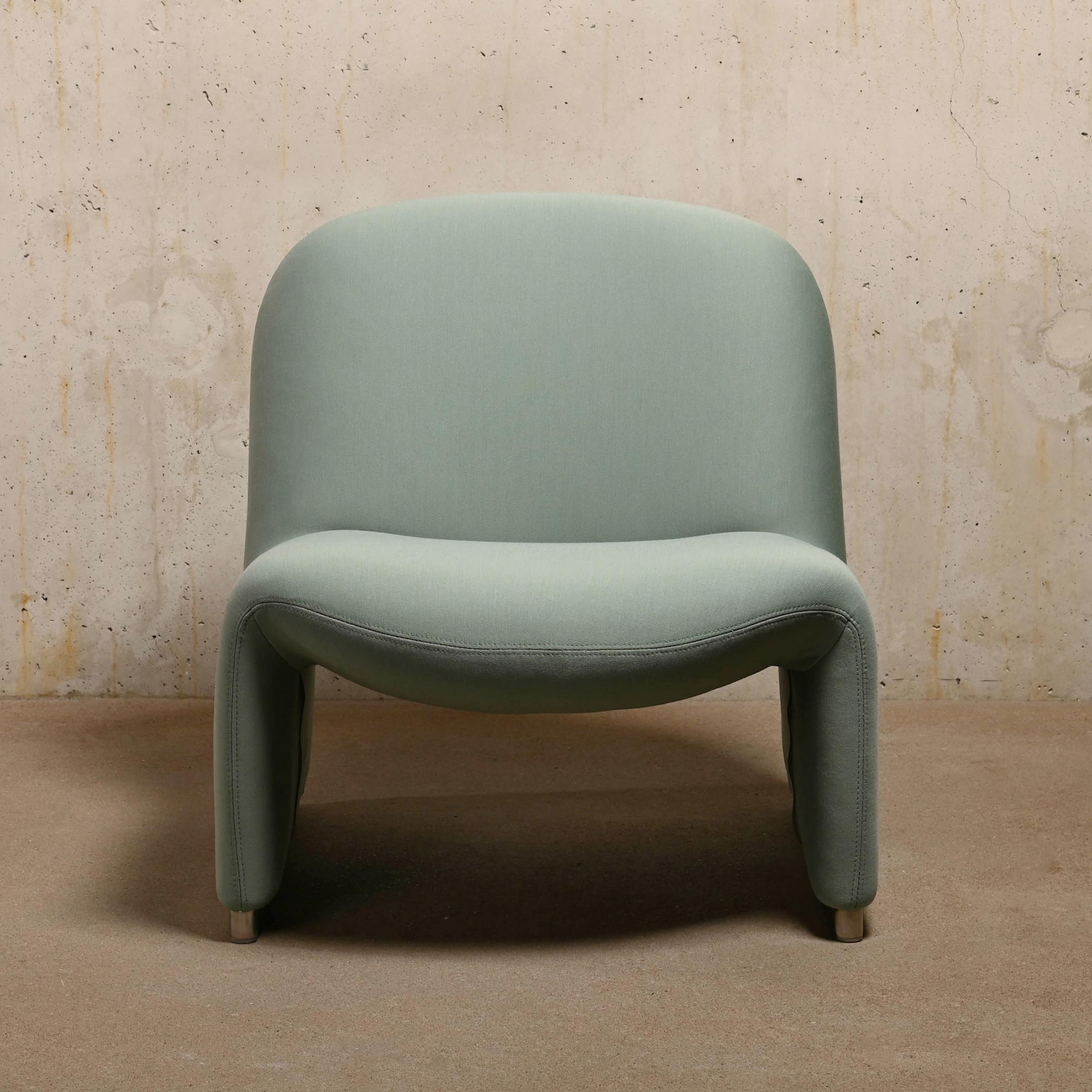 Iconic Alky lounge chair designed by Giancarlo Piretti in the sixties for Artifort, Netherlands and Castelli, Italy. This vintage Ally chair is newly build up with foam and a bespoke Kvadrat fabric by Artifort factory. Excellent condition with