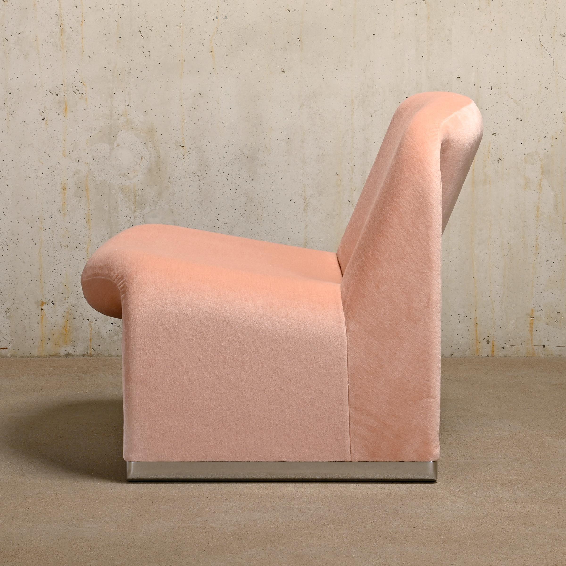 Iconic Alky lounge chair designed by Giancarlo Piretti in the sixties for Anonima Castelli, Italy. The shape of the chair is construct with foam printed direct on a metal frame with elastic bands, to ensure comfort and stability. Upholstered in a