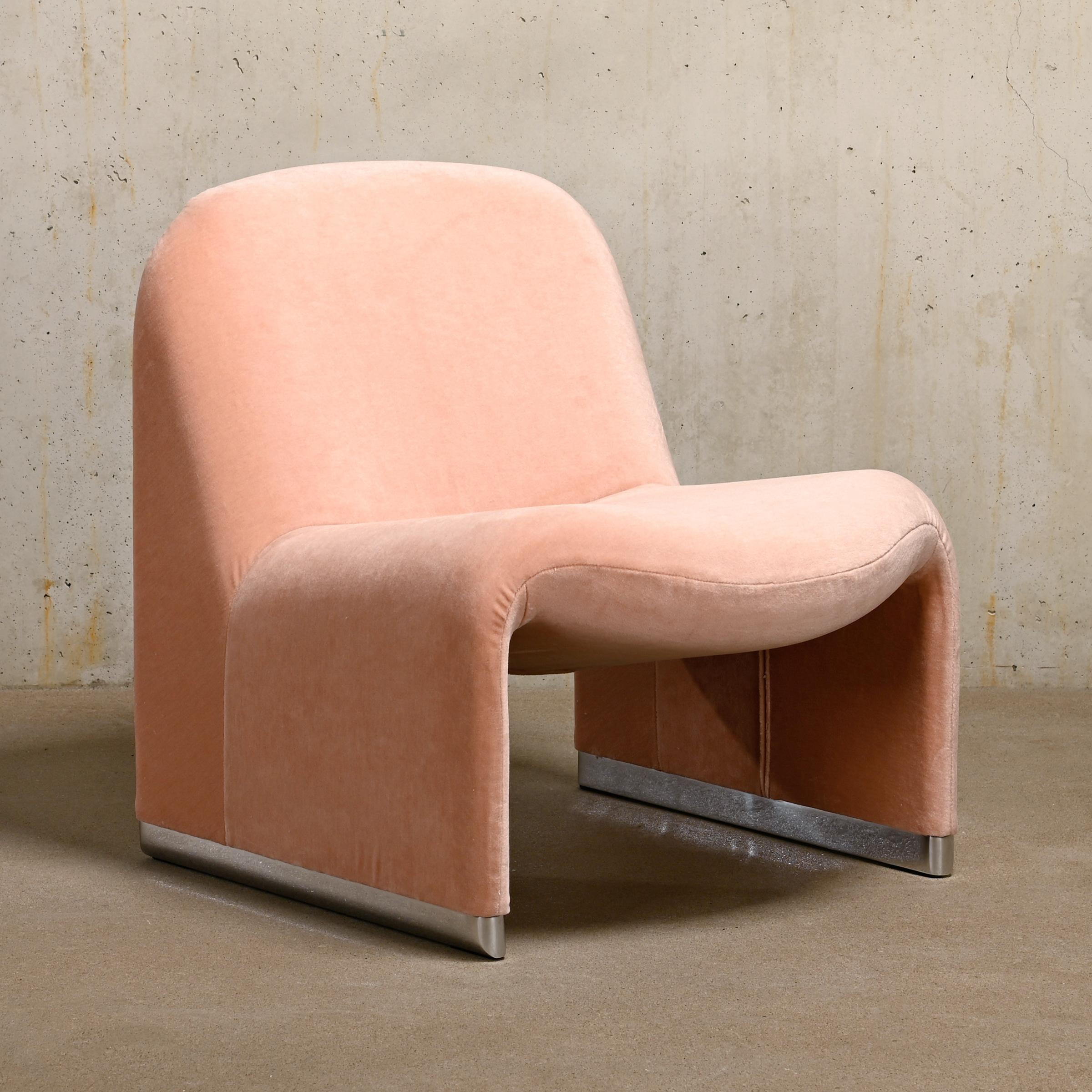 Giancarlo Piretti Alky Lounge Chair in Pink Velvet Fabric for Anonima Castelli In Excellent Condition In Amsterdam, NL