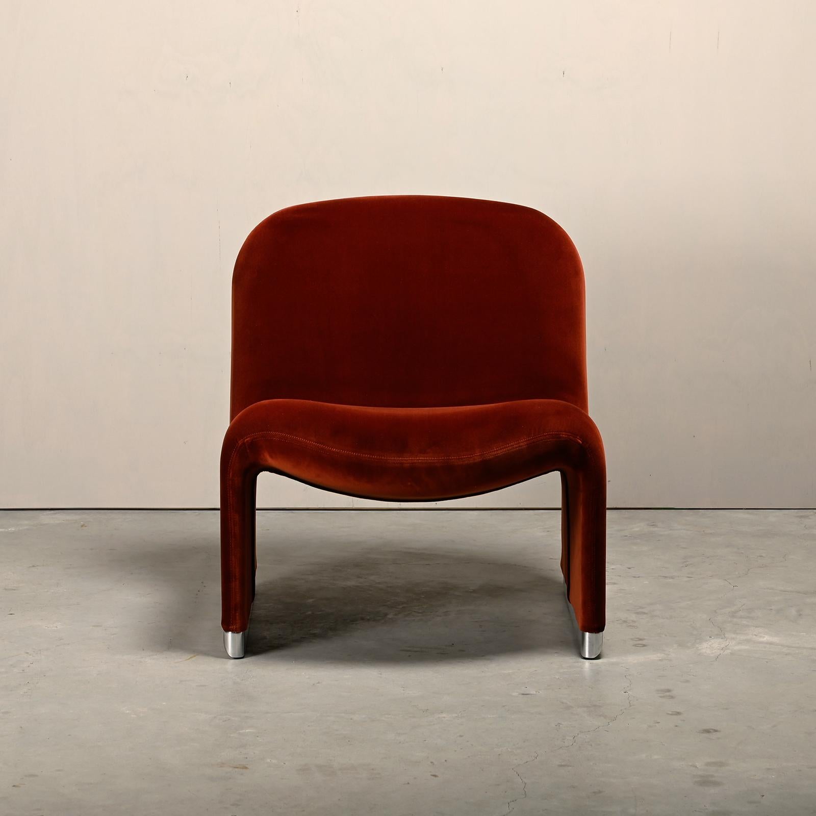 Mid-Century moderno Giancarlo Piretti Alky Lounge Chair in Rust Velvet for Anonima Castelli, Italy in vendita