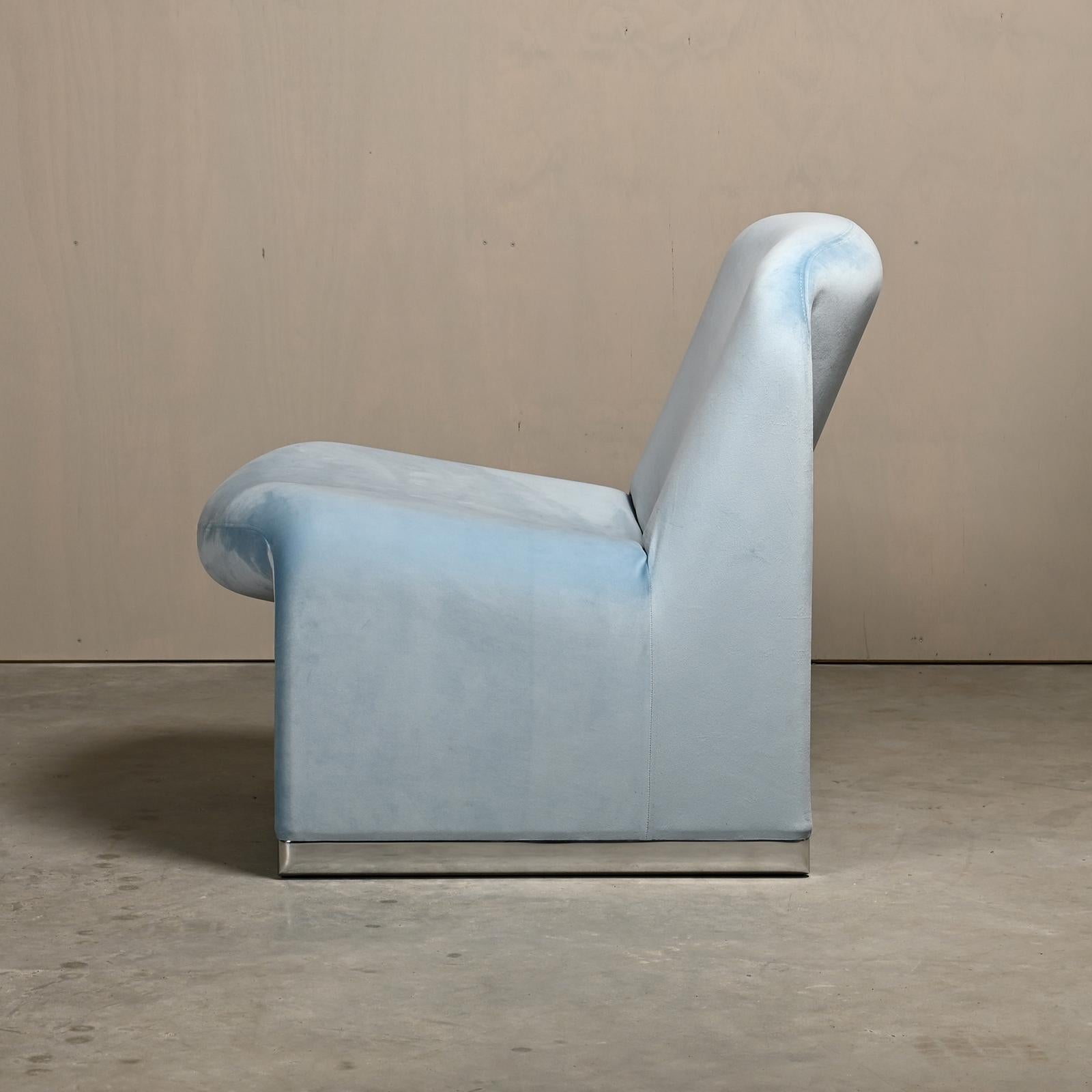 Der ikonische Sessel Alky wurde in den sechziger Jahren von Giancarlo Piretti für Anonima Castelli, Italien, entworfen. Die Form des Stuhls ist mit Schaumstoff direkt auf einen Metallrahmen mit elastischen Bändern gedruckt, um Komfort und Stabilität