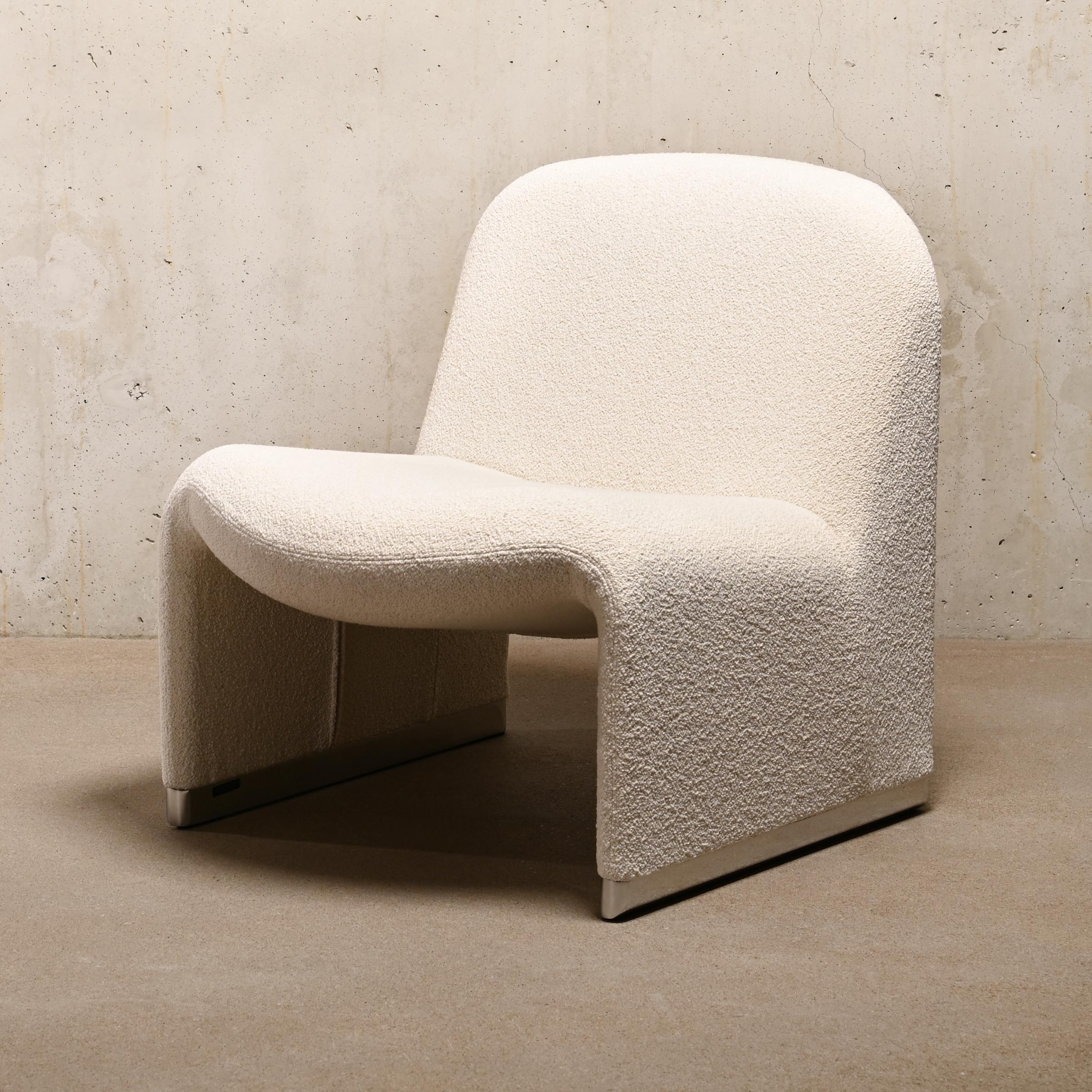 Italian Giancarlo Piretti Alky Lounge Chair in White Bouclé Fabric for Anonima Castelli For Sale