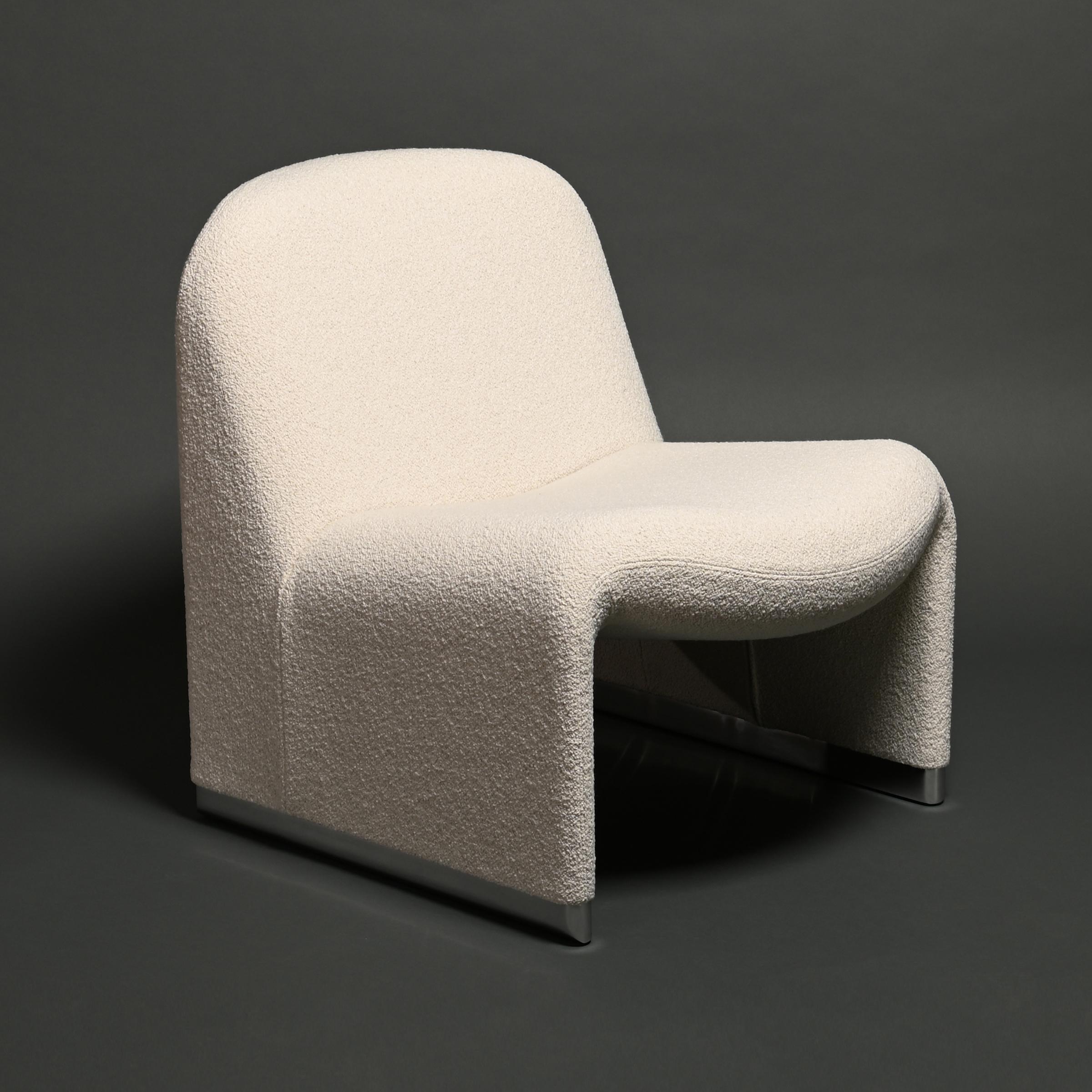 Giancarlo Piretti Alky Lounge Chair in White Bouclé Fabric for Anonima Castelli In Excellent Condition For Sale In Amsterdam, NL