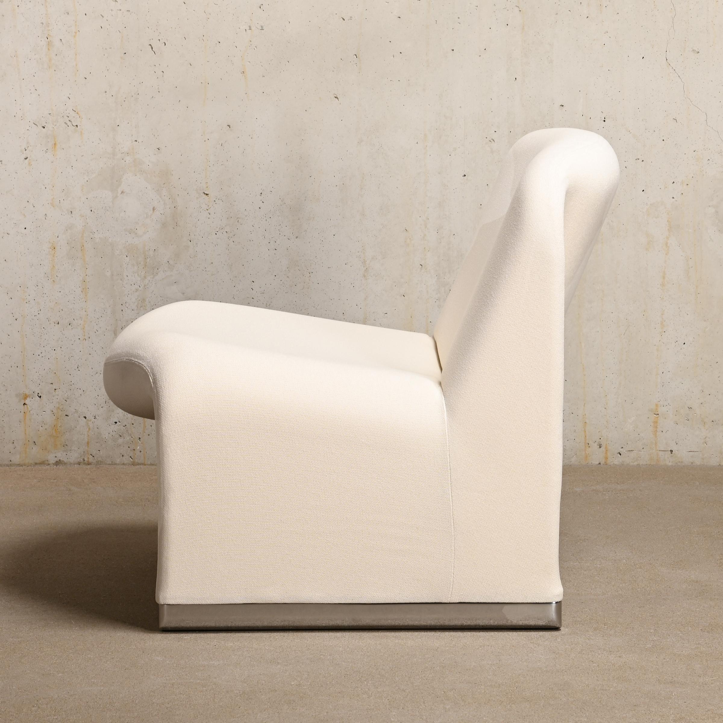 Die ikonischen Alky Lounge Chairs wurden in den sechziger Jahren von Giancarlo Piretti für Anonima Castelli, Italien, entworfen. Die Form des Stuhls ist mit Schaumstoff direkt auf einen Metallrahmen mit elastischen Bändern gedruckt, um Komfort und