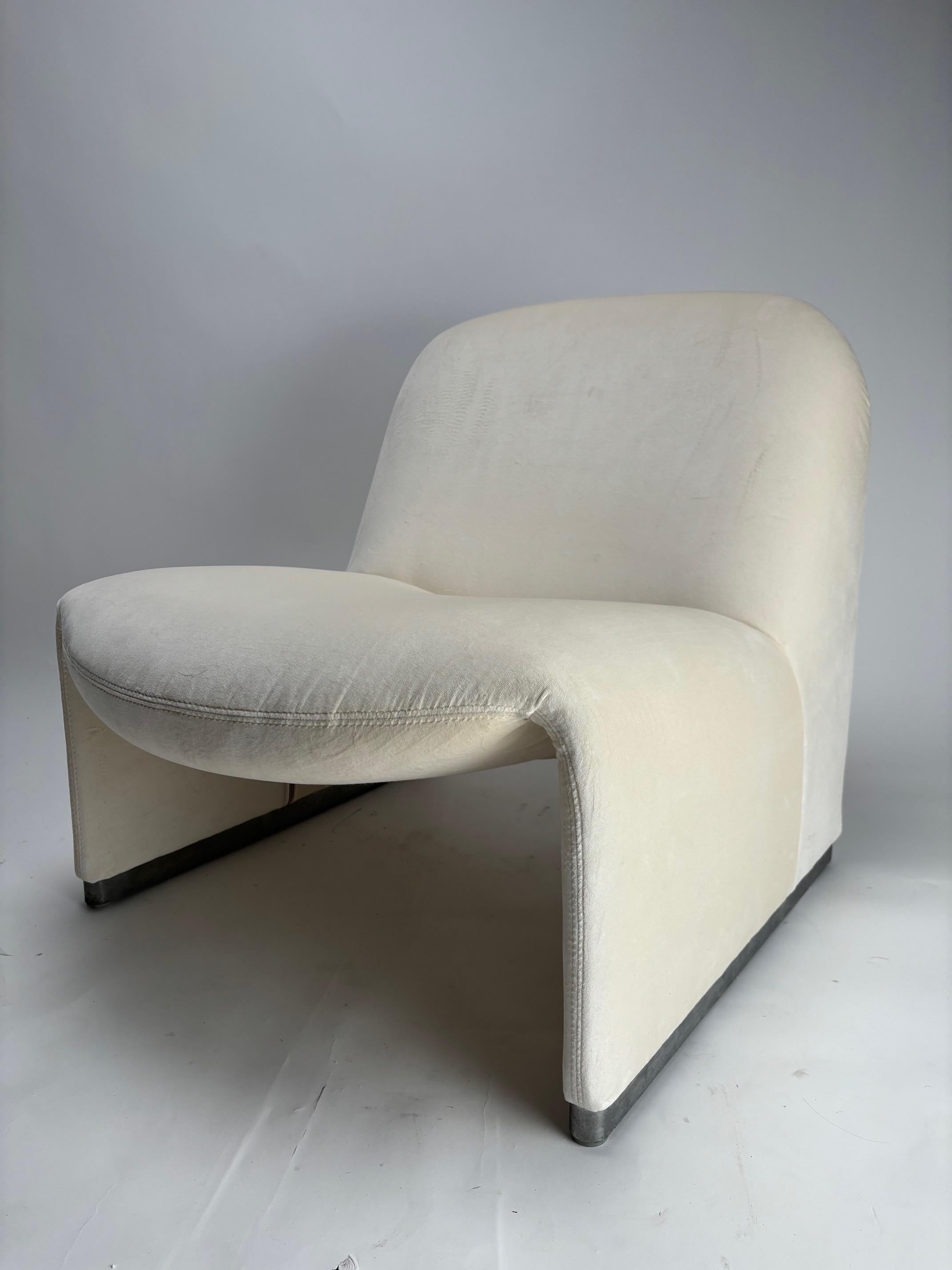 Iconic Alky lounge chairs designed by Italian architect and designer Giancarlo Piretti in the sixties for Anonima Castelli. The shape of the chair is construct with foam printed direct on a metal frame with elastic bands, to ensure comfort and