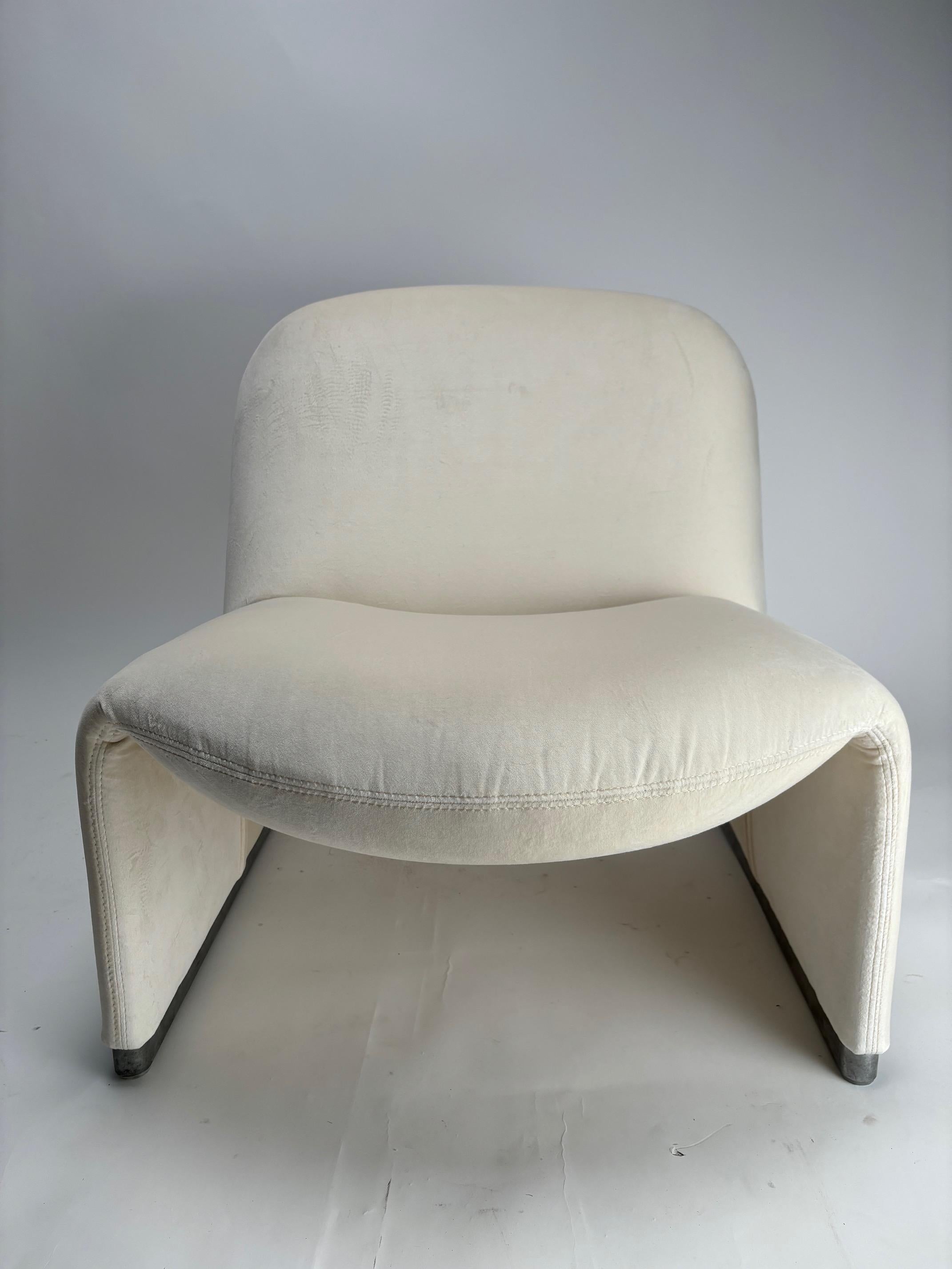 Space Age Giancarlo Piretti Alky Lounge Chair in White Velvet for Anonima Castelli, Italy For Sale