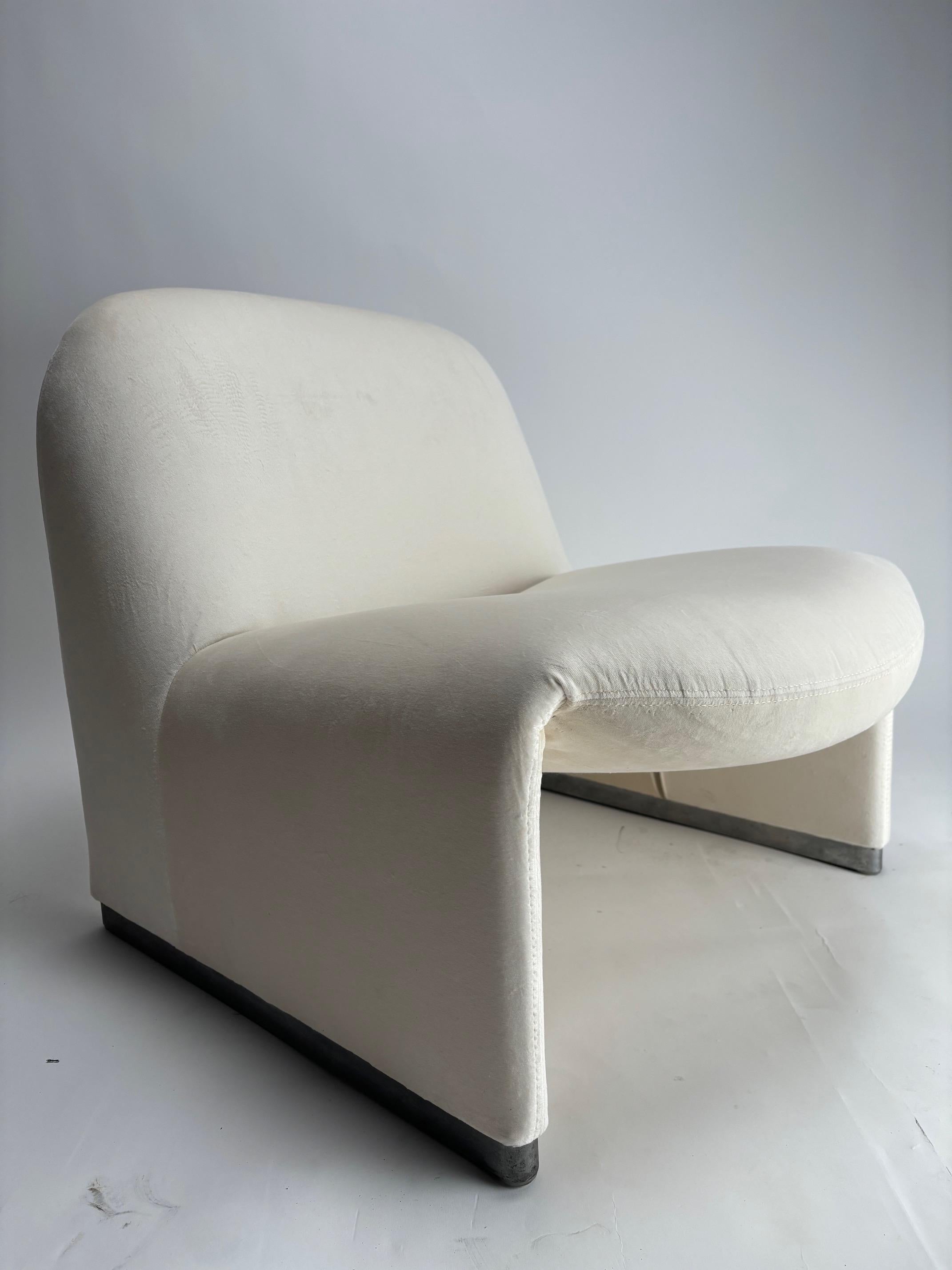 Giancarlo Piretti Alky Lounge Chair in White Velvet for Anonima Castelli, Italy In Good Condition For Sale In Argelato, BO
