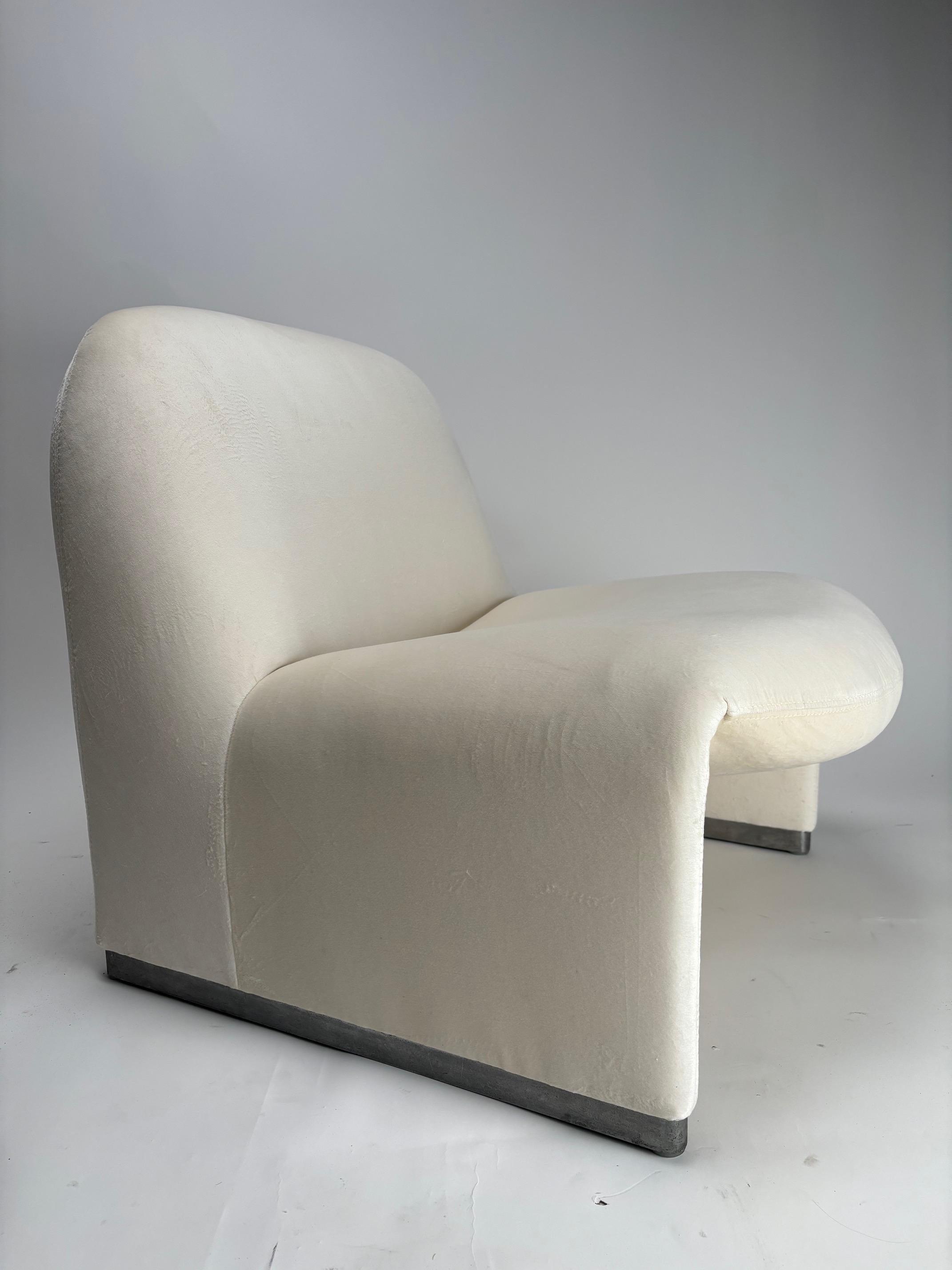Metal Giancarlo Piretti Alky Lounge Chair in White Velvet for Anonima Castelli, Italy For Sale