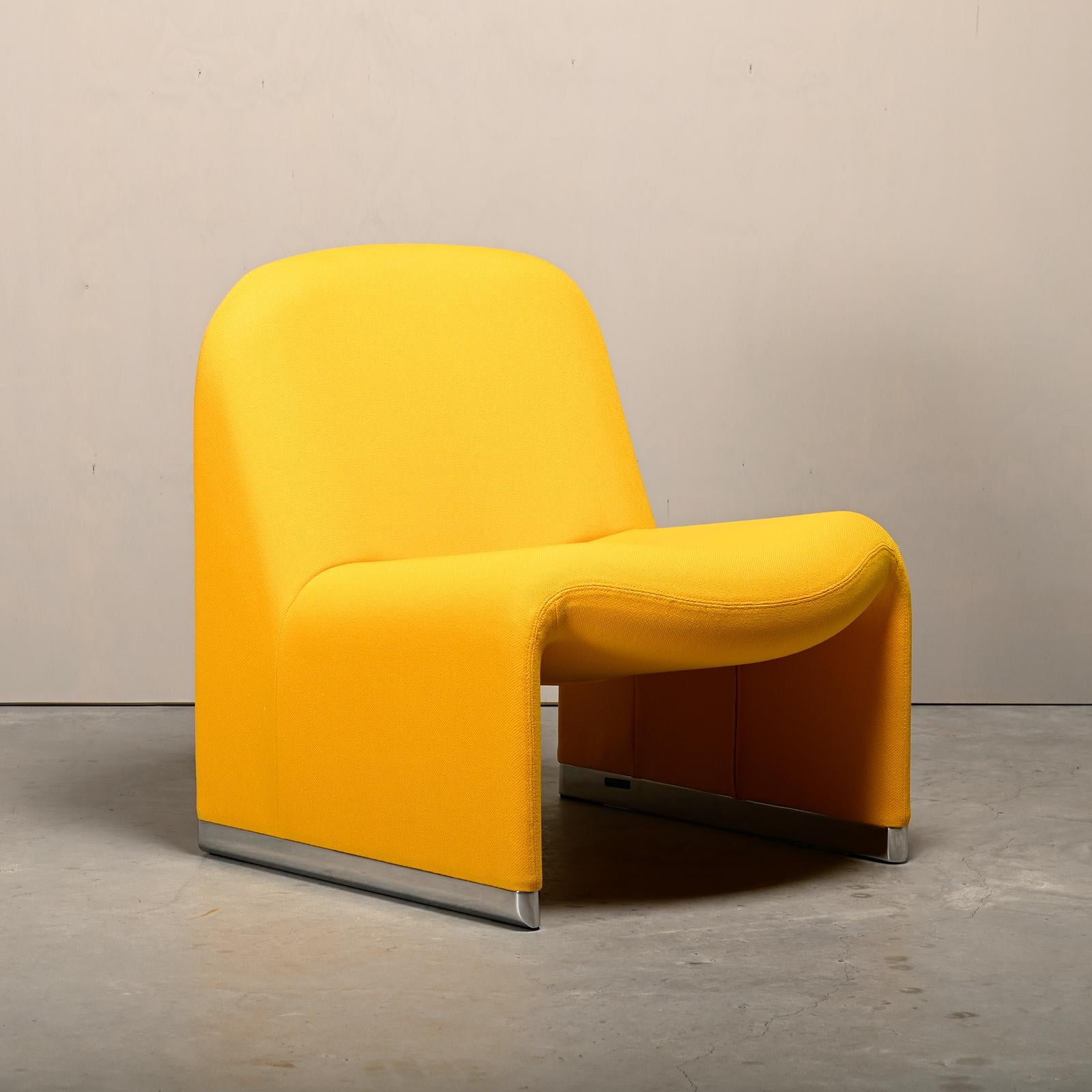 Chaise longue iconique Alky conçue par Giancarlo Piretti dans les années 60 pour Anonima Castelli, Italie. La forme de la chaise est construite avec de la mousse imprimée directement sur un cadre métallique avec des bandes élastiques, pour assurer