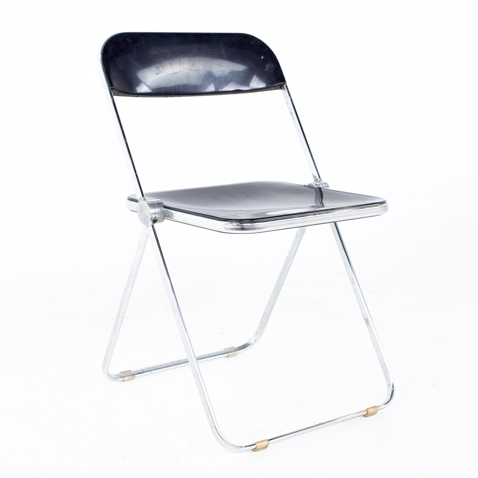 how wide are folding chairs