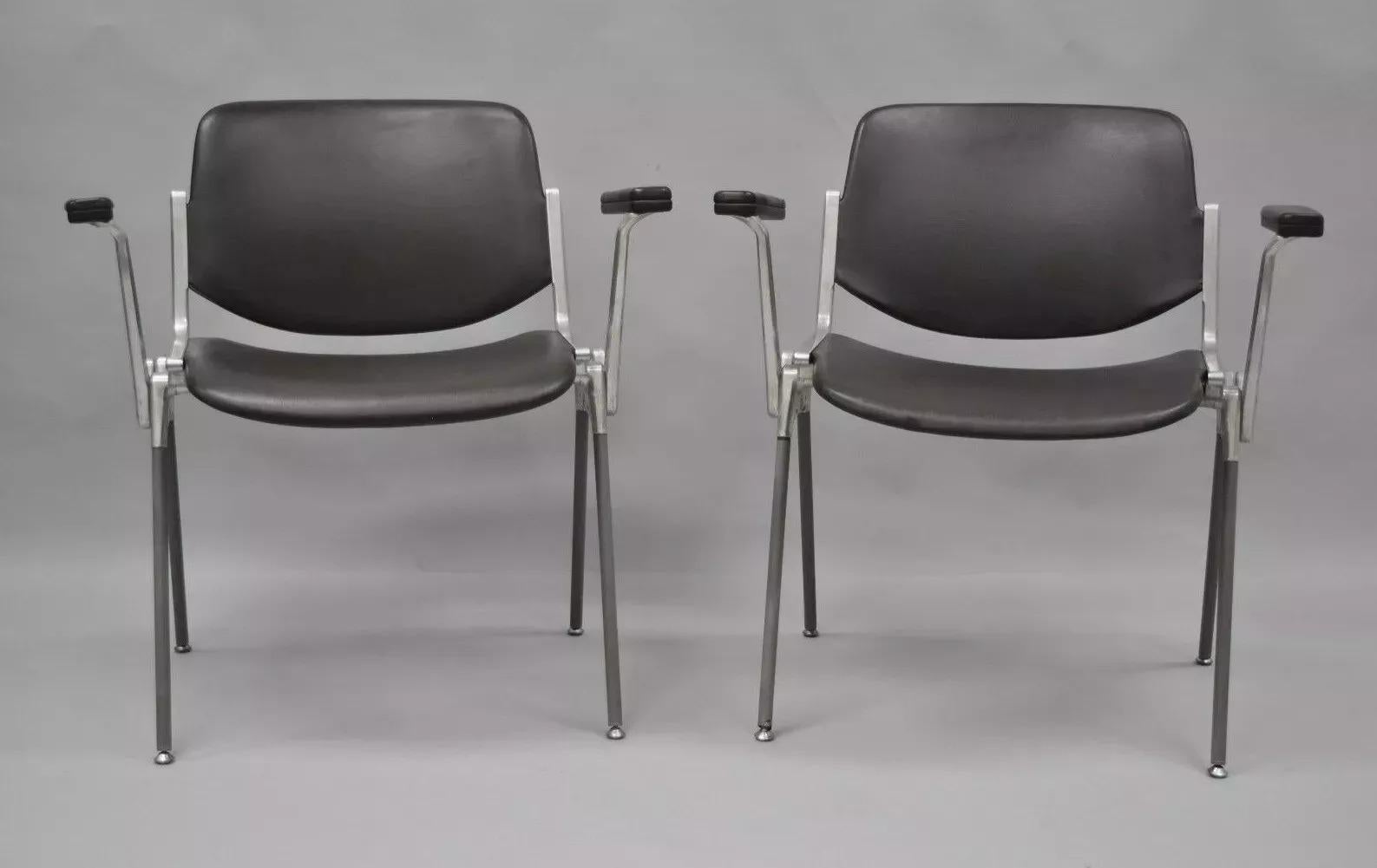 Giancarlo Piretti Castelli Sillones Modernos Italianos de Mitad del Siglo Marrón - Pareja. Artículo con estructura de aluminio y acero, tapicería de vinilo moldeado marrón, elegantes líneas modernistas, etiqueta original, fabricado en Italia.