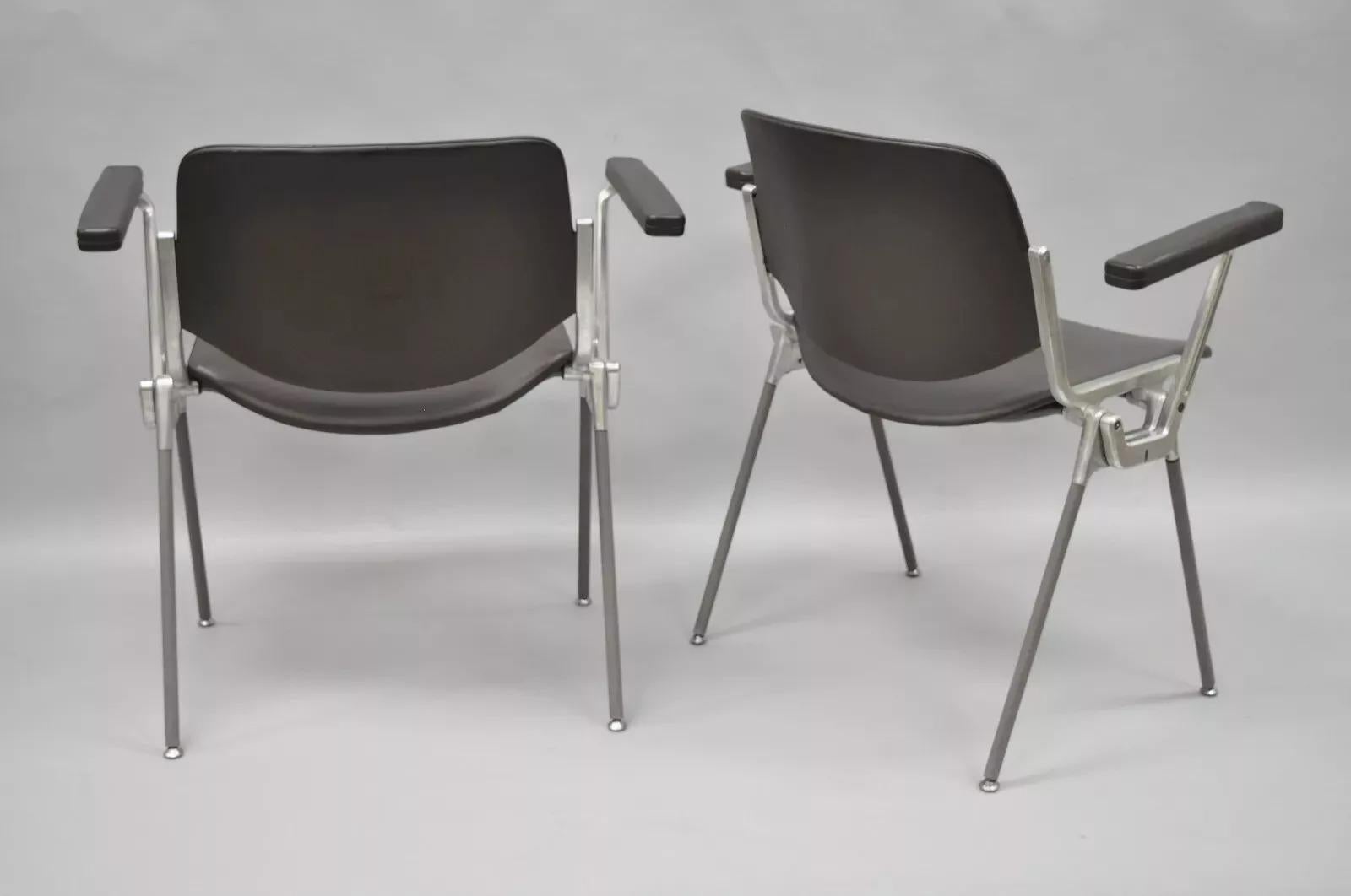 Giancarlo Piretti Castelli Sillones Modernos Italianos de Mitad del Siglo Marrón - Pareja Aluminio en venta