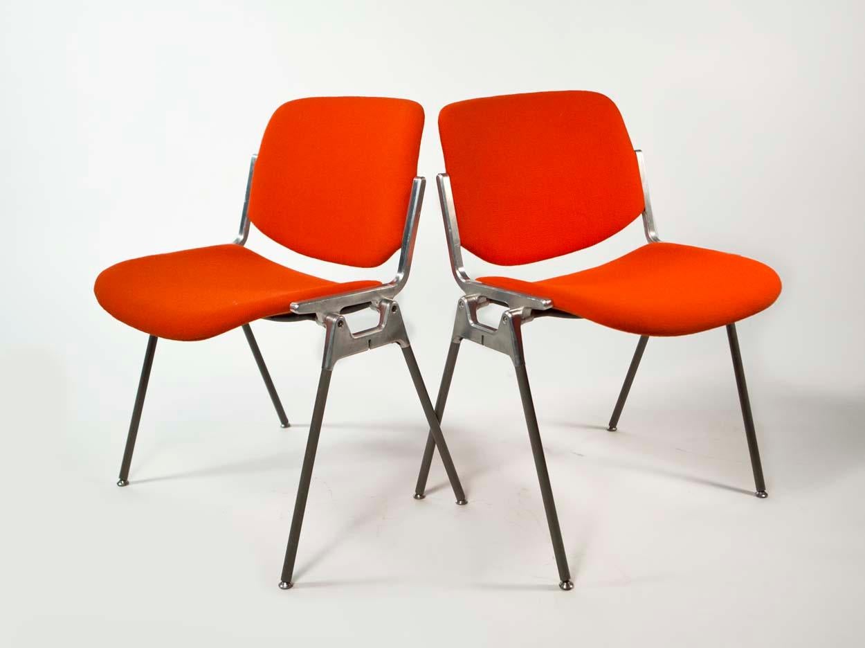 Giancarlo Piretti, DSC 106 pair of Italian stacking chairs for Castelli, 1960s

Designed in 1965 by Giancarlo Piretti for Castelli Italia.

These midcentury Italian stacking chairs feature carved pressed wood backs and seats. Reupholstered in