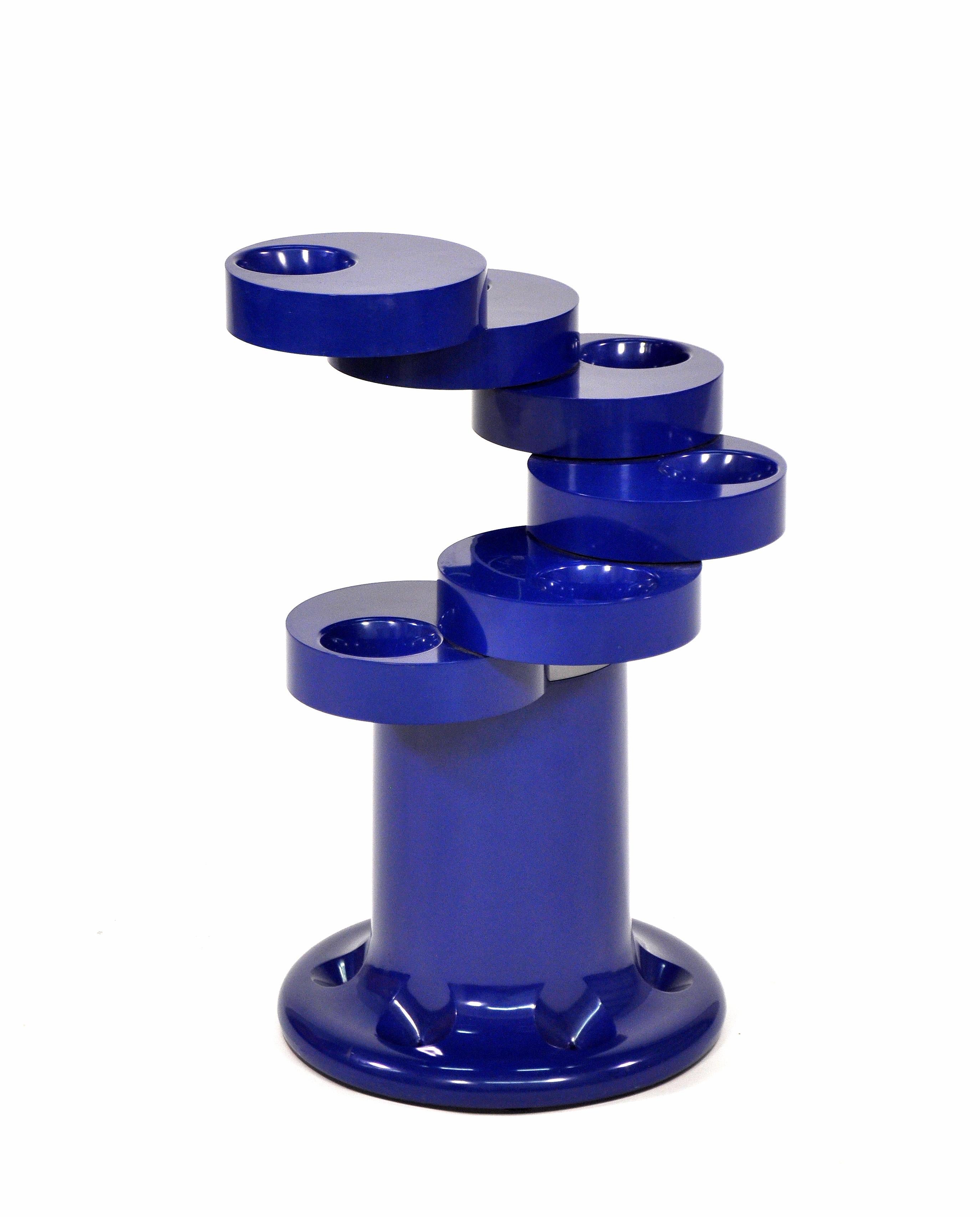Vintage cobalt blue Pluvium umbrella stand designed by Giancarlo Piretti for Anonima Castelli, dating from the 1970s. The rotating disks allow up to 6 umbrellas to be stored. A rare and collectible Italian Mid-Century Modern design that can add a