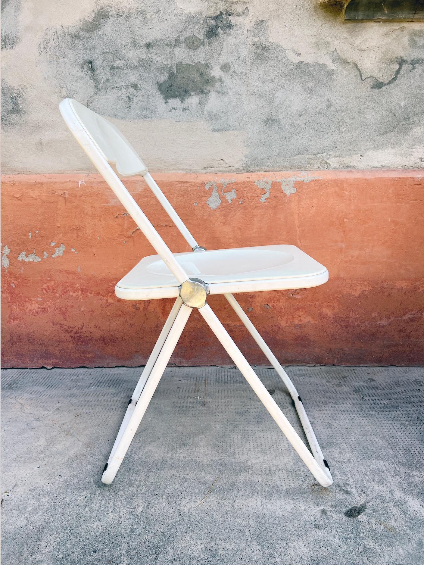 Das Symbol einer neuen Ära, die sich auf Kunststoff konzentriert:    So wurde der Plia-Stuhl 1967 bei seiner Veröffentlichung auf der Mailänder Möbelmesse aufgenommen.  .

Mit dem Plia-Klappstuhl,  der Designer Giancarlo Piretti  revolutionierte das