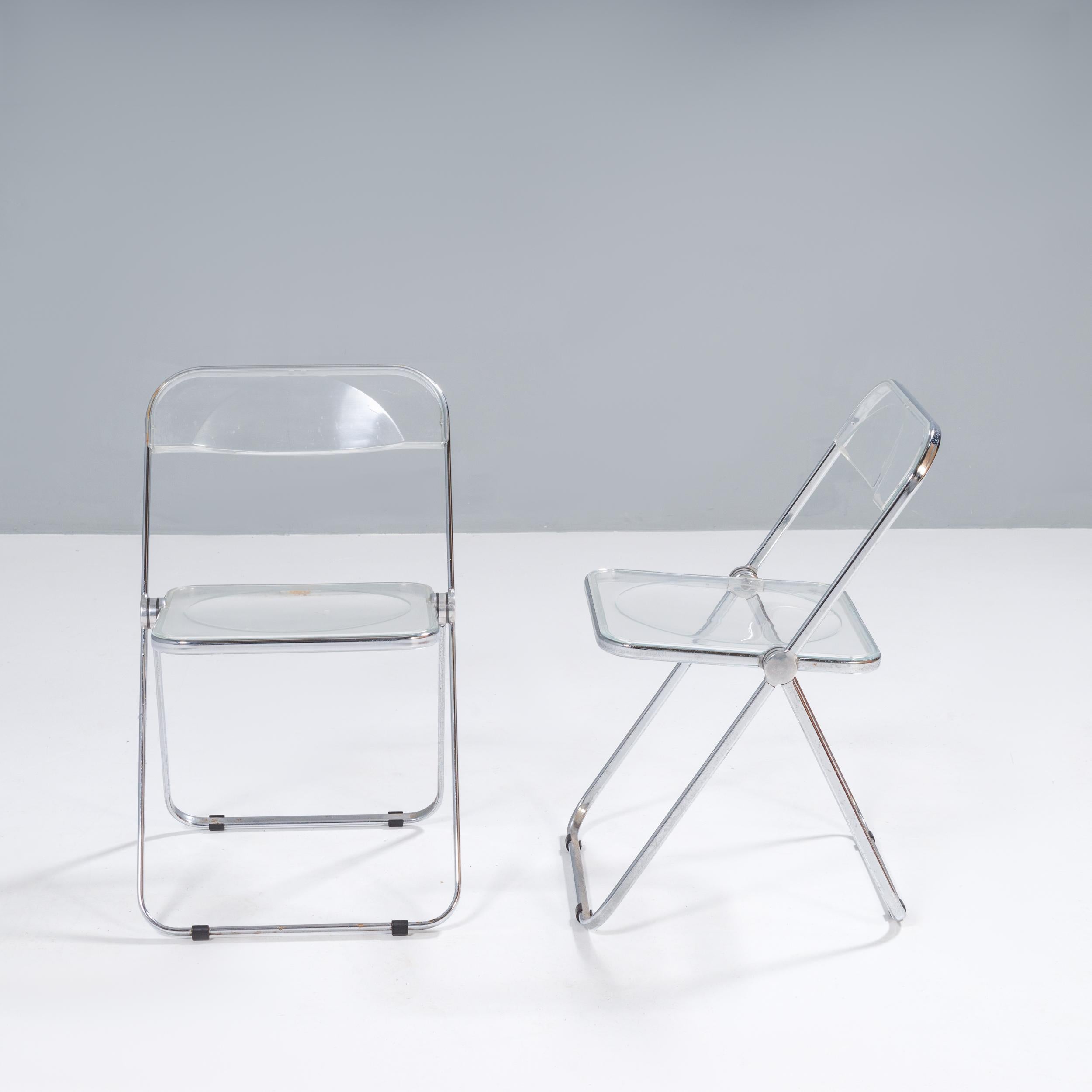 Der ursprünglich von Giancarlo Piretti für Catelli 1967 entworfene Plia-Stuhl wurde auf der Fiera del Mobile in Mailand vorgestellt und hat sich seitdem zu einem der bekanntesten Stühle des 20. Jahrhunderts entwickelt.

Der Plia-Stuhl war der erste