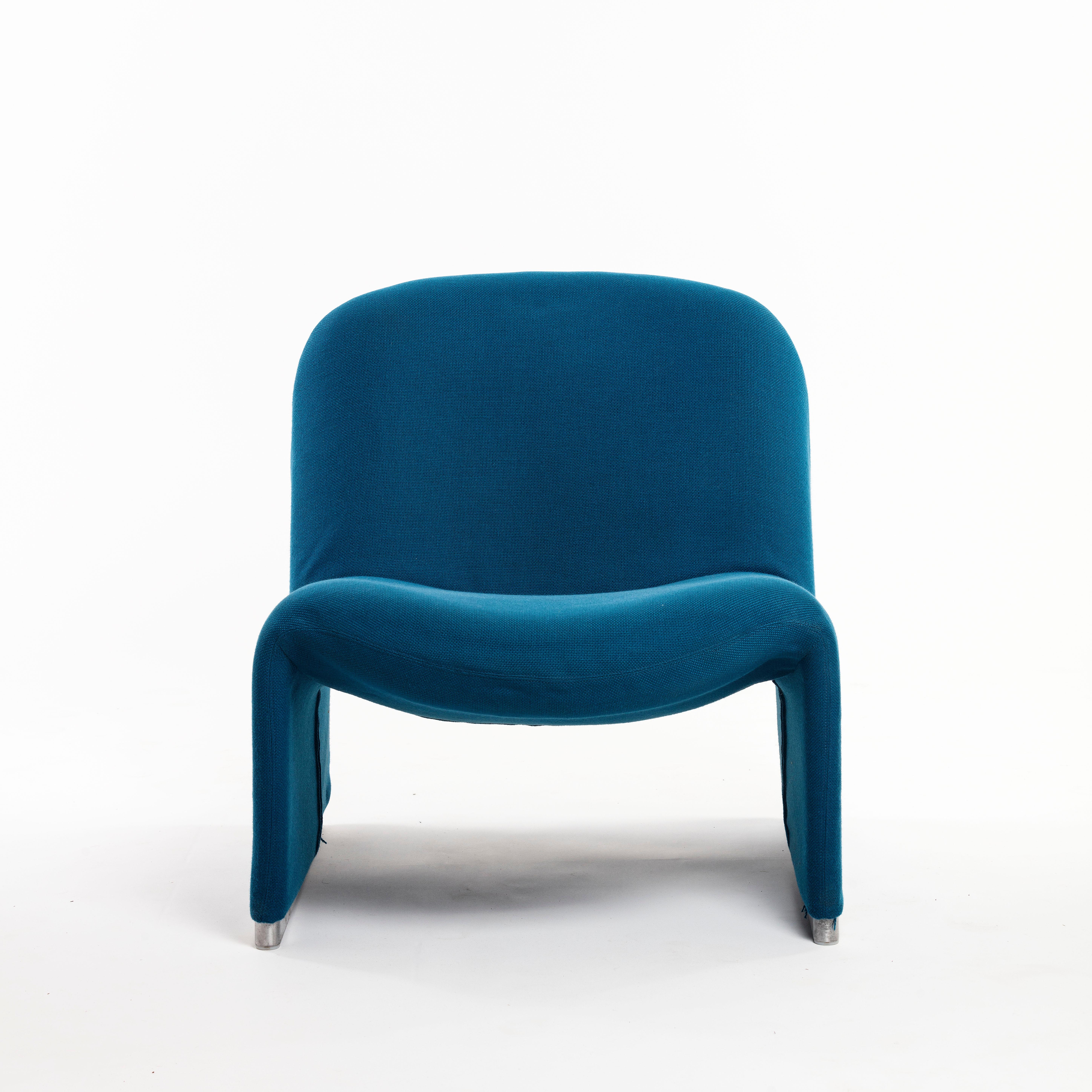 Giancarlo Piretti Iconic Alki Lounge Chair in Original Blue Upholstery Castelli In Good Condition For Sale In Santa Gertrudis, Baleares