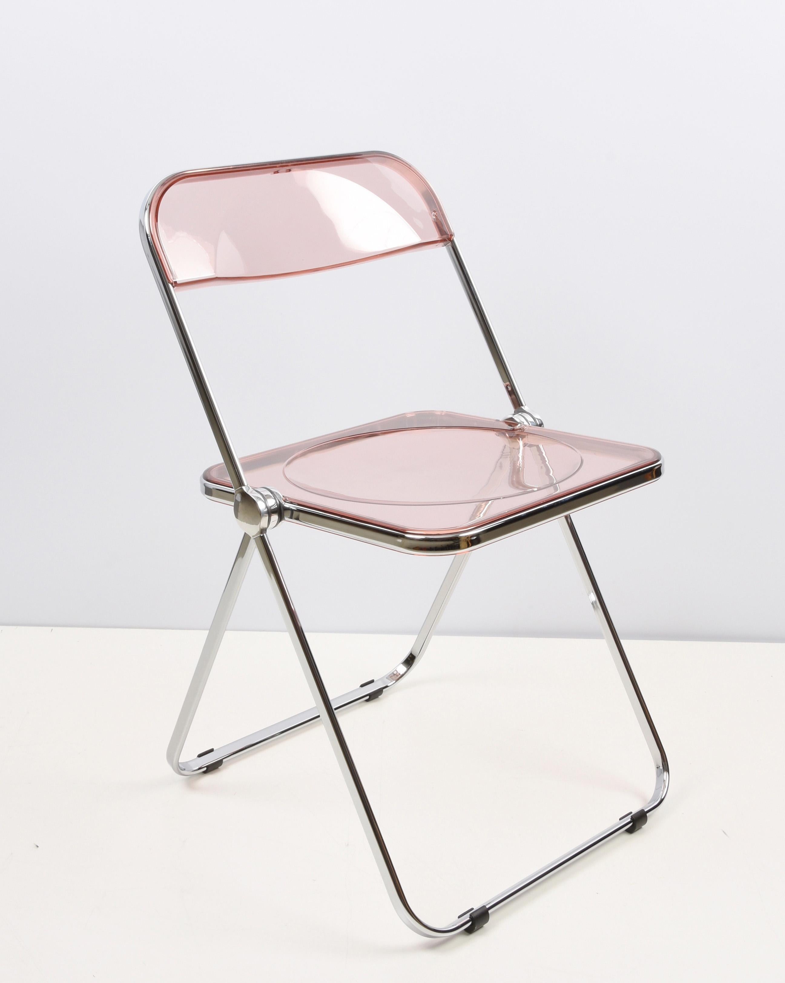 Giancarlo Piretti, klappbarer italienischer Stuhl „Plia“ aus Lucite in Rosa für Castelli, 1970er Jahre (Moderne der Mitte des Jahrhunderts) im Angebot