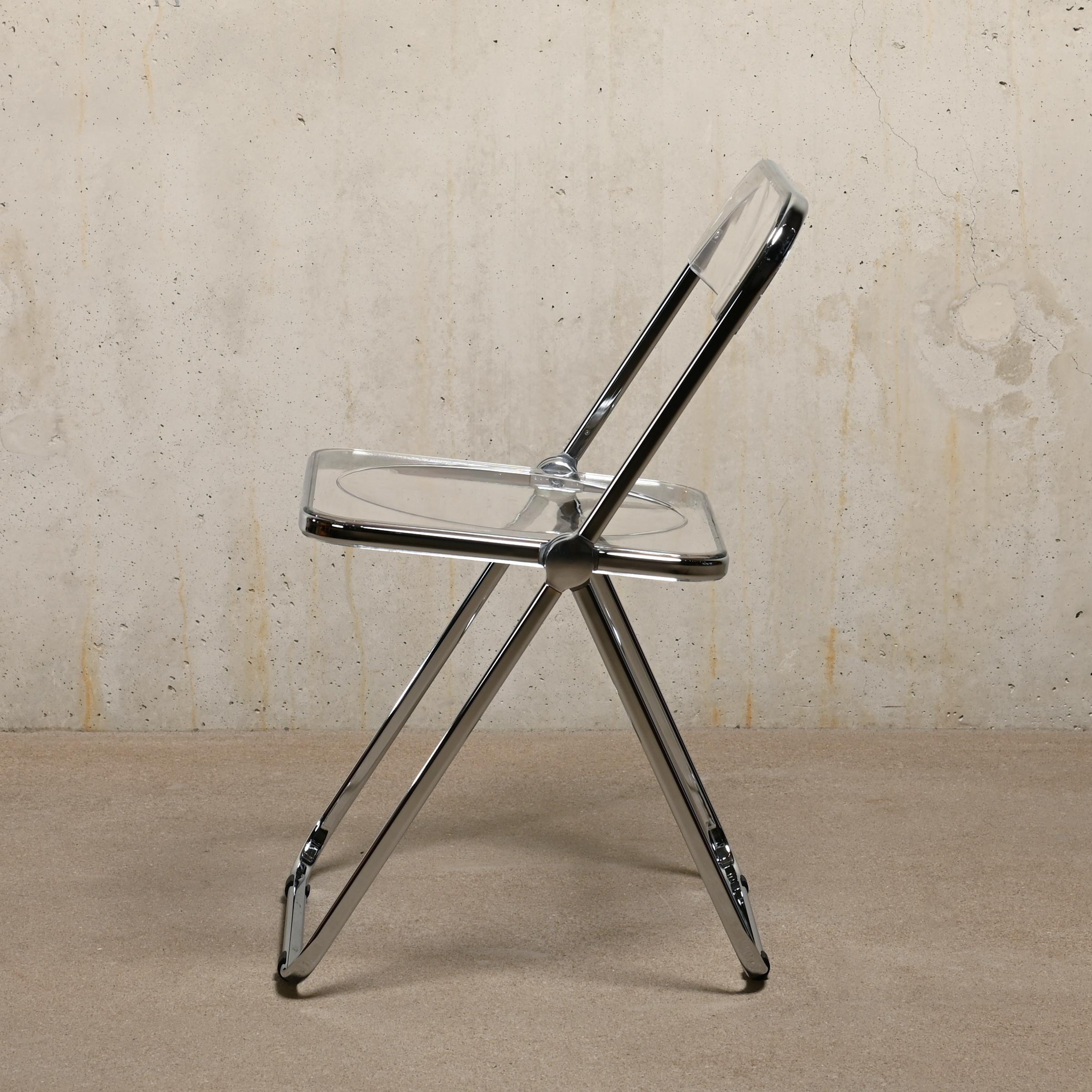 La chaise pliante Plia est un design inventif et magnifique de Giancarlo Piretti pour Castelli en 1967, en Italie. Cette icône figure dans toutes les publications standard sur le design (mobilier) du XXe siècle. Son mécanisme de pliage simple permet