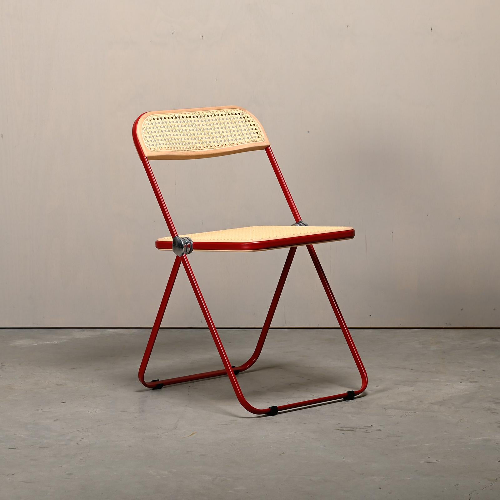 Der Klappstuhl Plia ist ein origineller und schöner Entwurf von Giancarlo Piretti für Castelli aus dem Jahr 1967, Italien. Diese Ikone ist in jeder Standardpublikation über (Möbel-)Design des 20. Jahrhunderts zu finden. Er hat einen einfachen