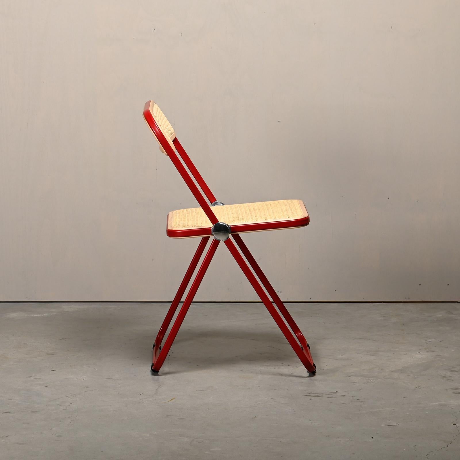 Giancarlo Piretti Plia Klappstuhl in Rot und Stroh für Castelli, Italien (Moderne der Mitte des Jahrhunderts) im Angebot