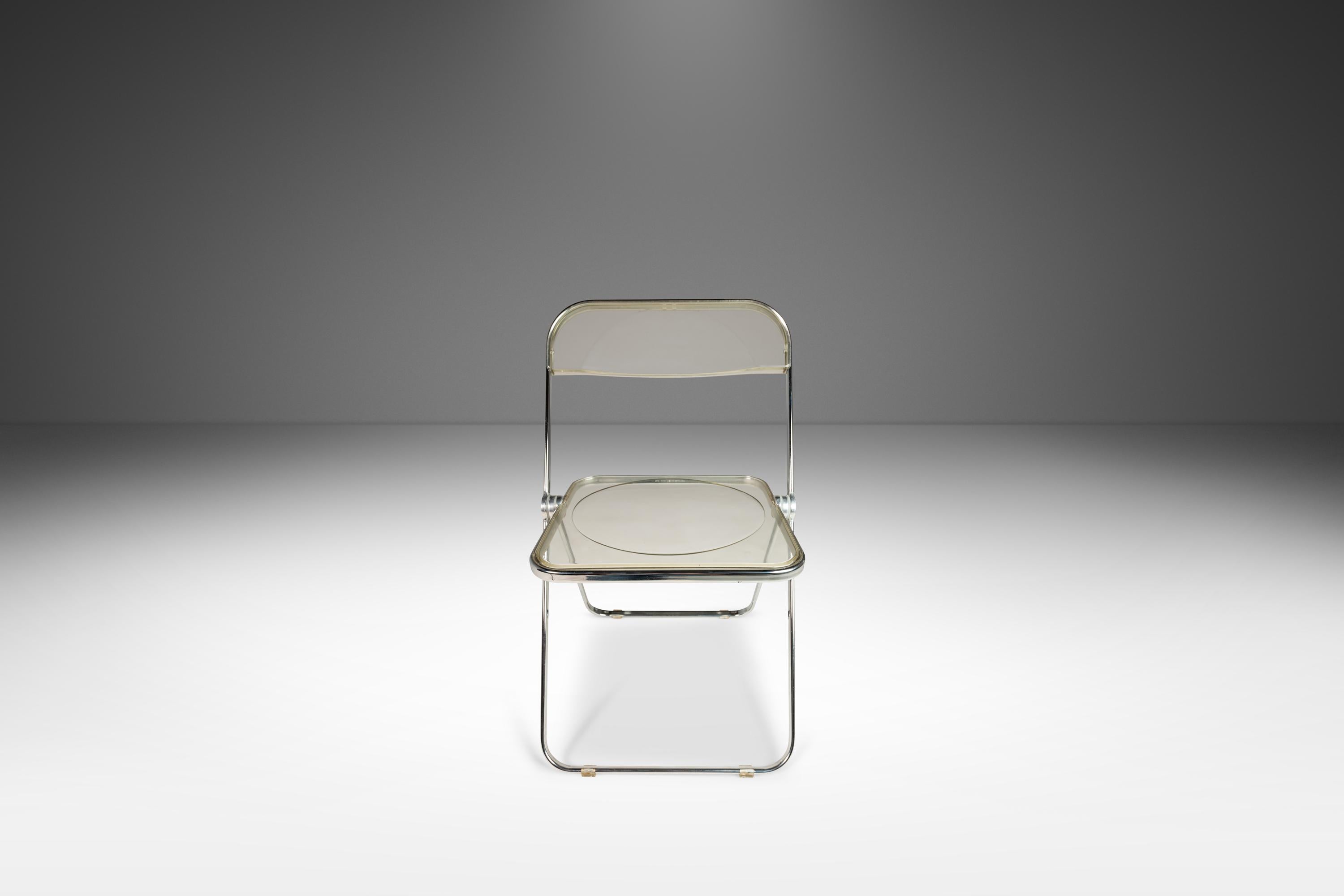 La chaise pliante Plia est une véritable icône. Conçue à l'origine en 1967 par Giancarlo Piretti pour la vénérable société Anonima Castelli, la chaise Plia est toujours en production aujourd'hui et constitue un élément essentiel du design moderne