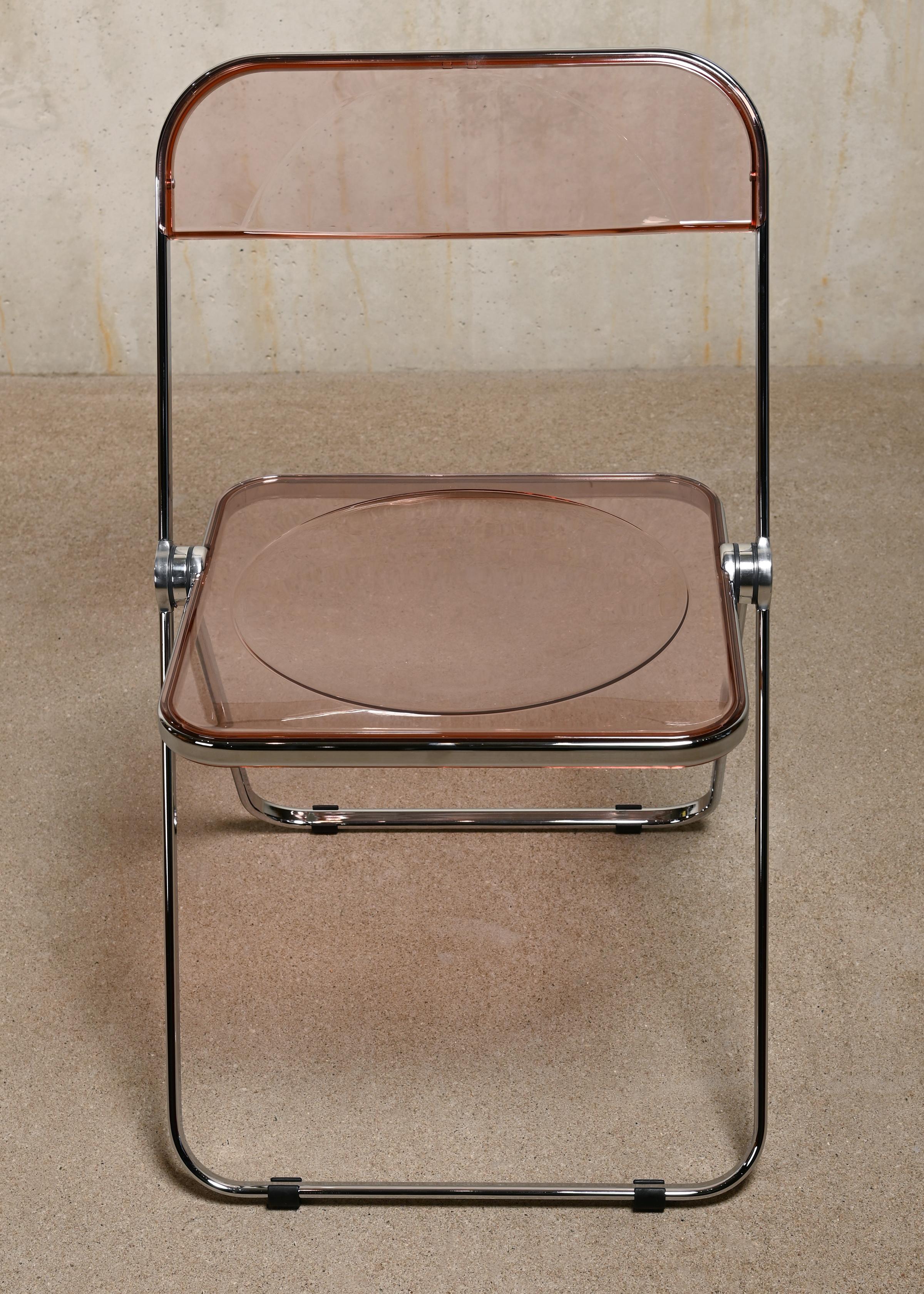 Giancarlo Piretti Plia Set Folding Chairs in Lucite Pink and Chrome for Castelli For Sale 4