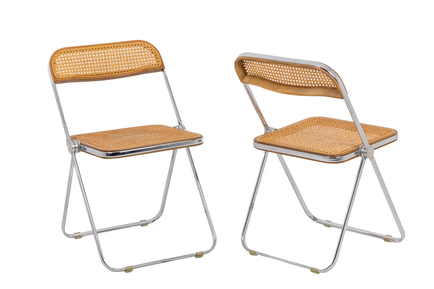 Series of five caned chairs in varnished blond beech. Folding structure in chromed metal. 

Plia model.

Italian work realized in the 1970s.

Giancarlo Piretti (1940-) is an Italian designer who marked the history of design by his innovative