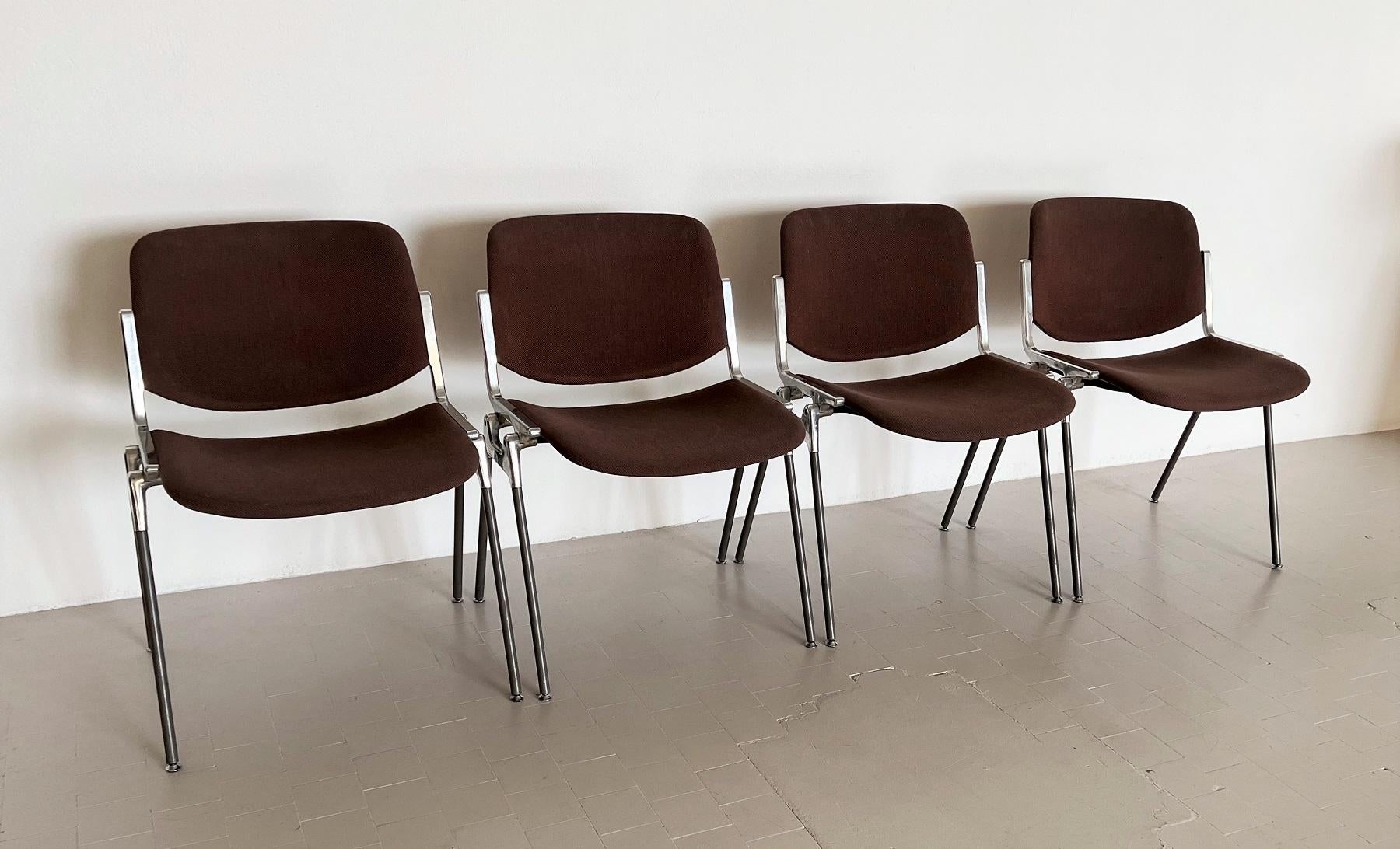 Mid-Century Modern Giancarlo Piretti Set for Anonima Castelli in Fabric and Aluminum 1970, Set of 4 For Sale