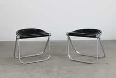 Giancarlo Piretti Set di due sgabelli neri Pluff in alluminio e poliuretano