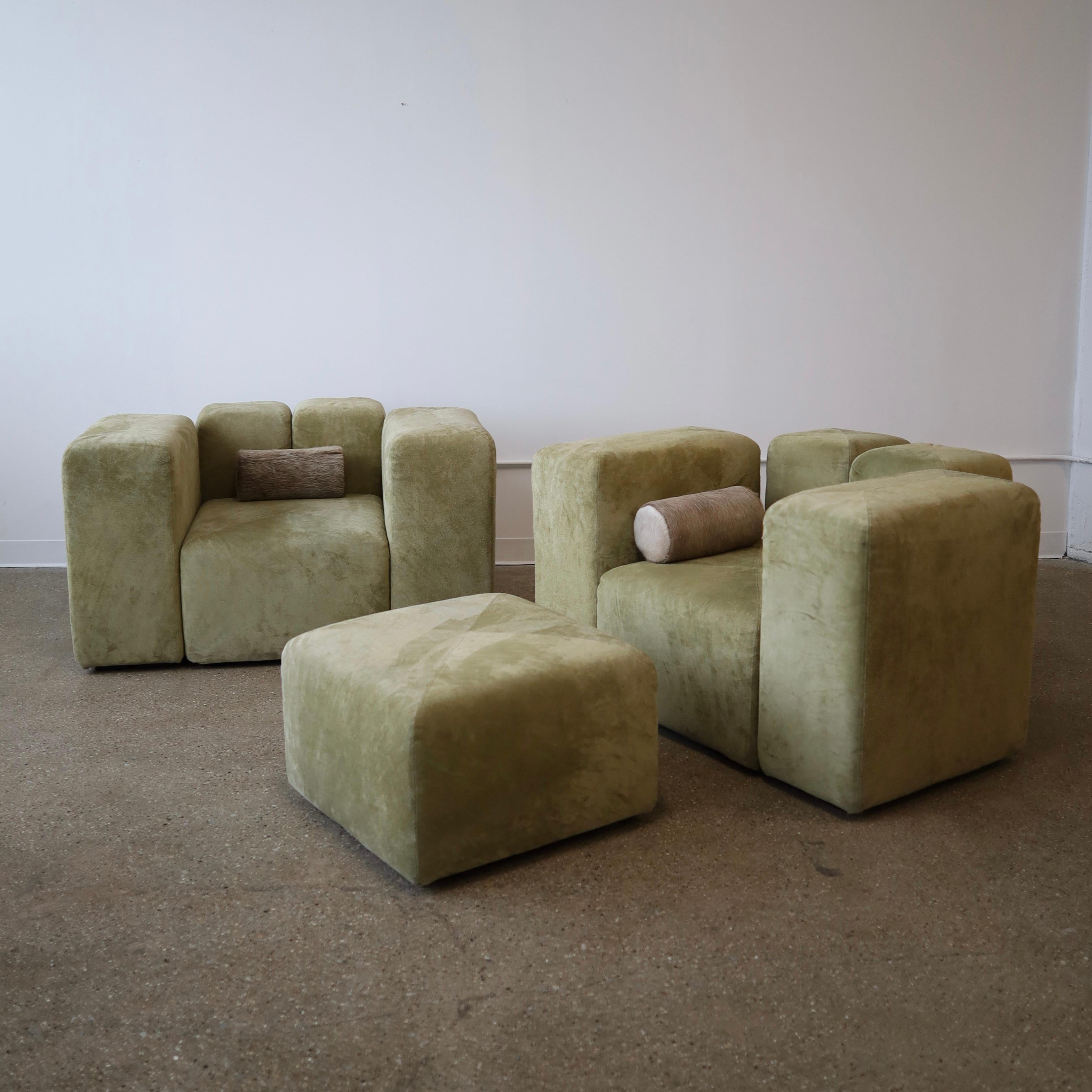 Chaises longues et pouf Sistema 61 de Giancarlo Piretti en daim Holly Hunt 3