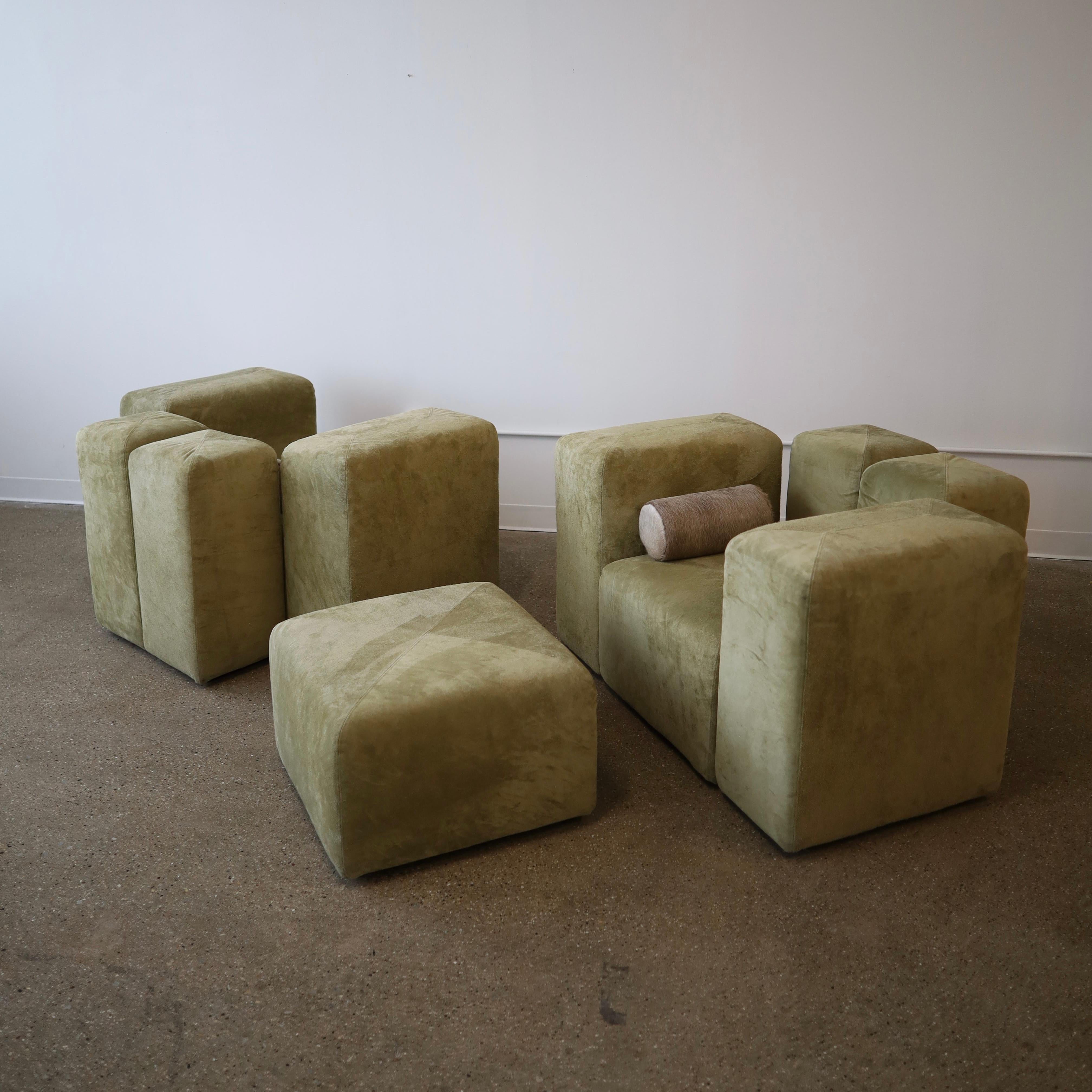 Signé c. 1970 et entièrement retapissé en daim Holly Hunt. Cet ensemble est entièrement modulaire. Chaque pièce peut être retirée et réarrangée. Les connecteurs métalliques qui s'étendent profondément sous la chaise assurent une stabilité totale et