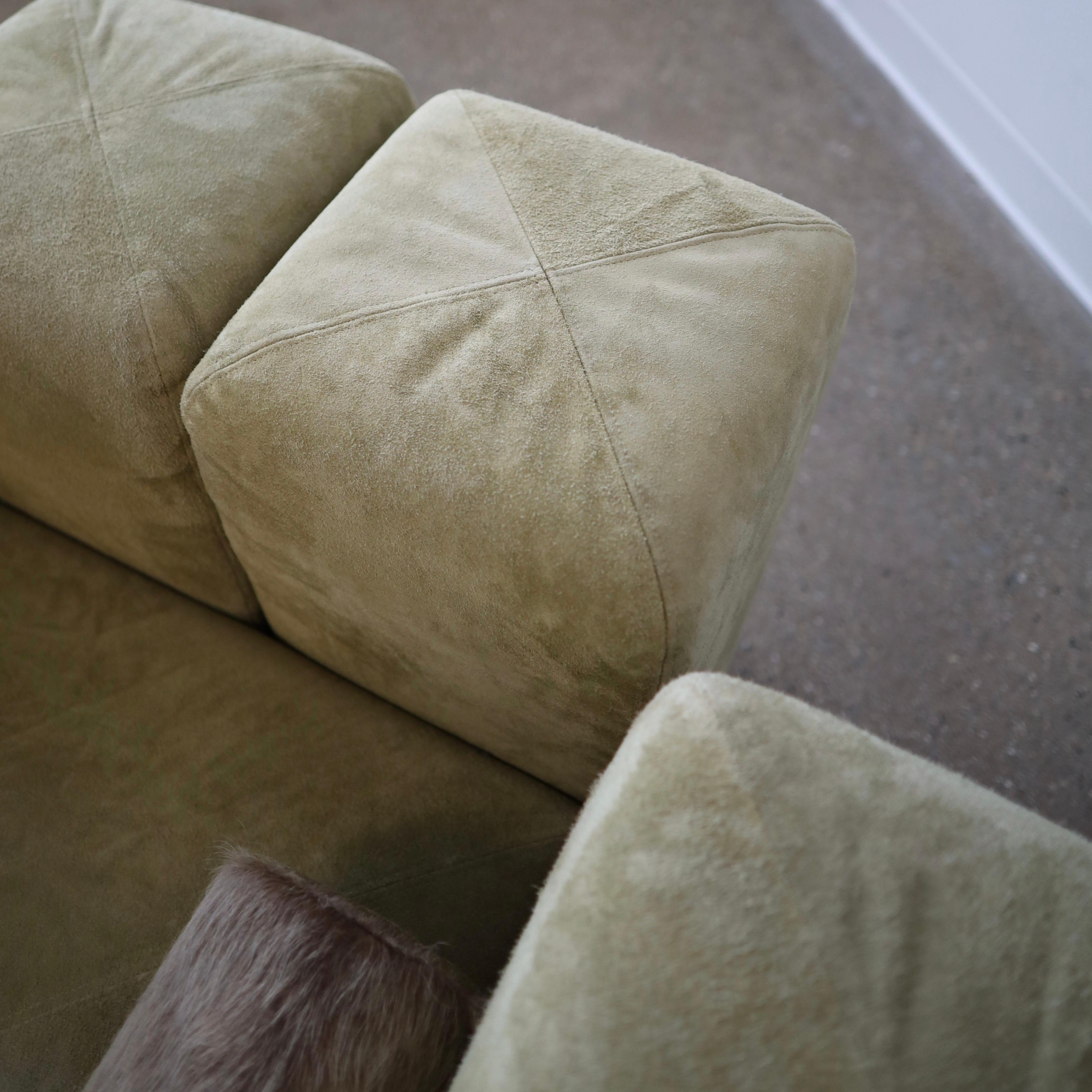 Daim Chaises longues et pouf Sistema 61 de Giancarlo Piretti en daim Holly Hunt