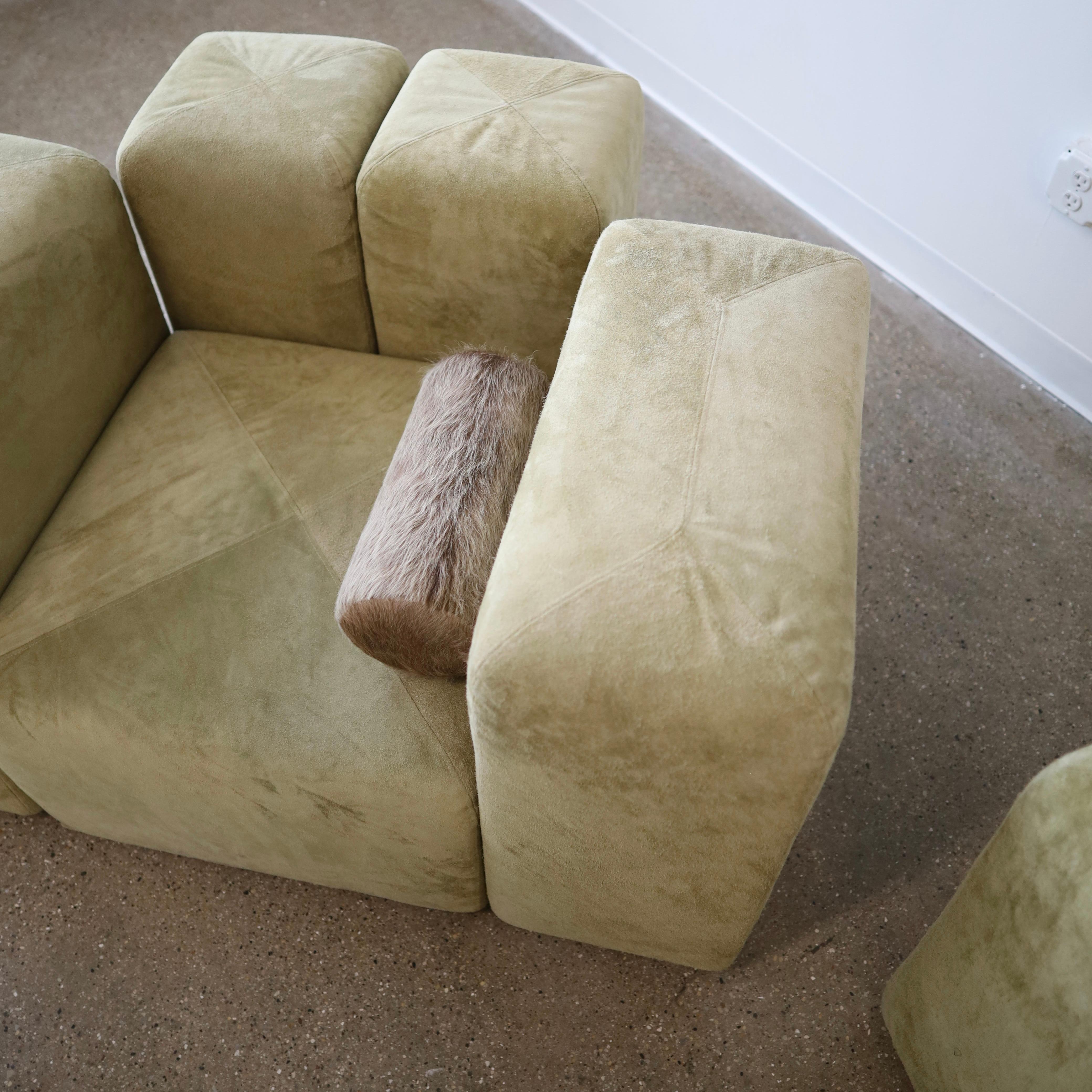 Chaises longues et pouf Sistema 61 de Giancarlo Piretti en daim Holly Hunt 1