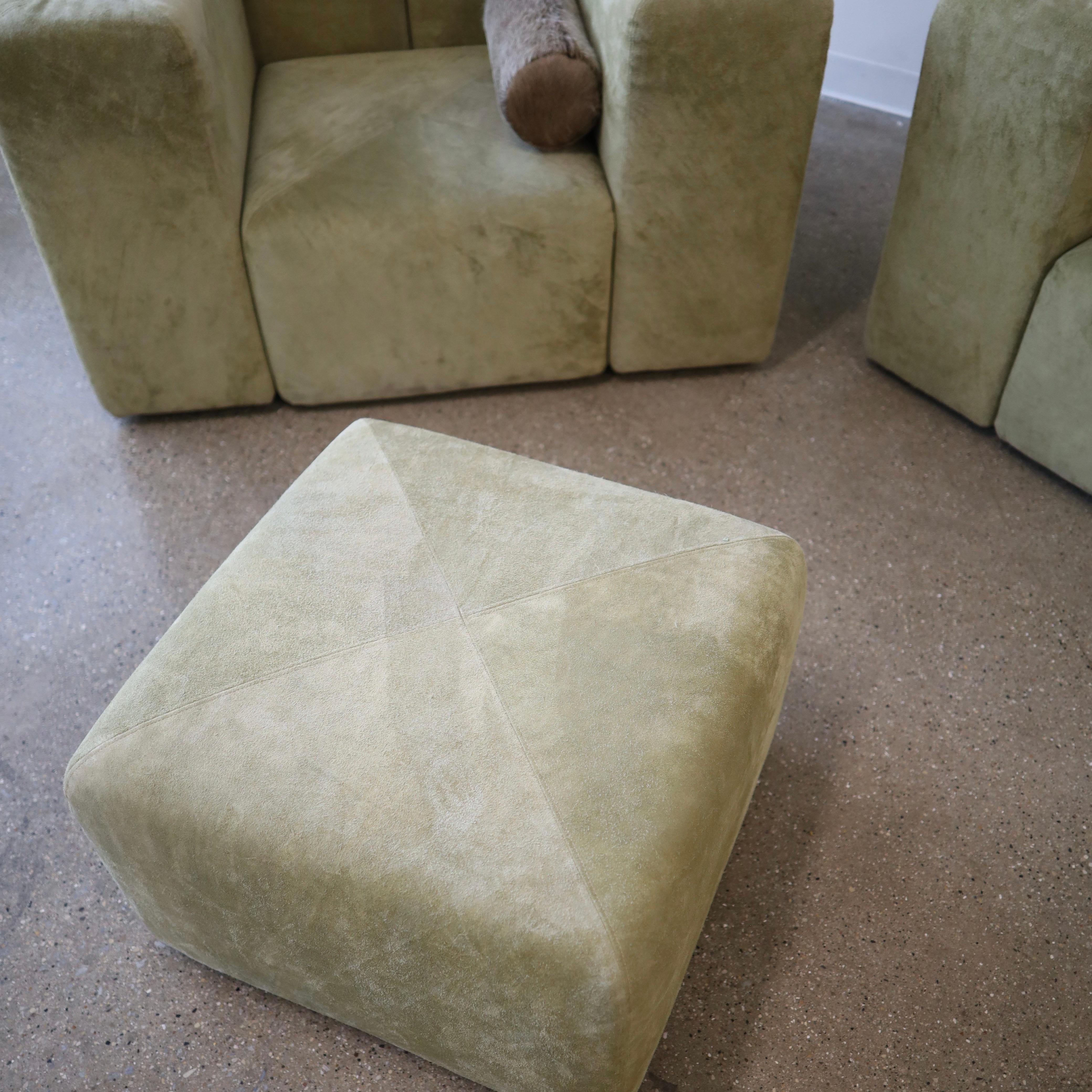 Chaises longues et pouf Sistema 61 de Giancarlo Piretti en daim Holly Hunt 2
